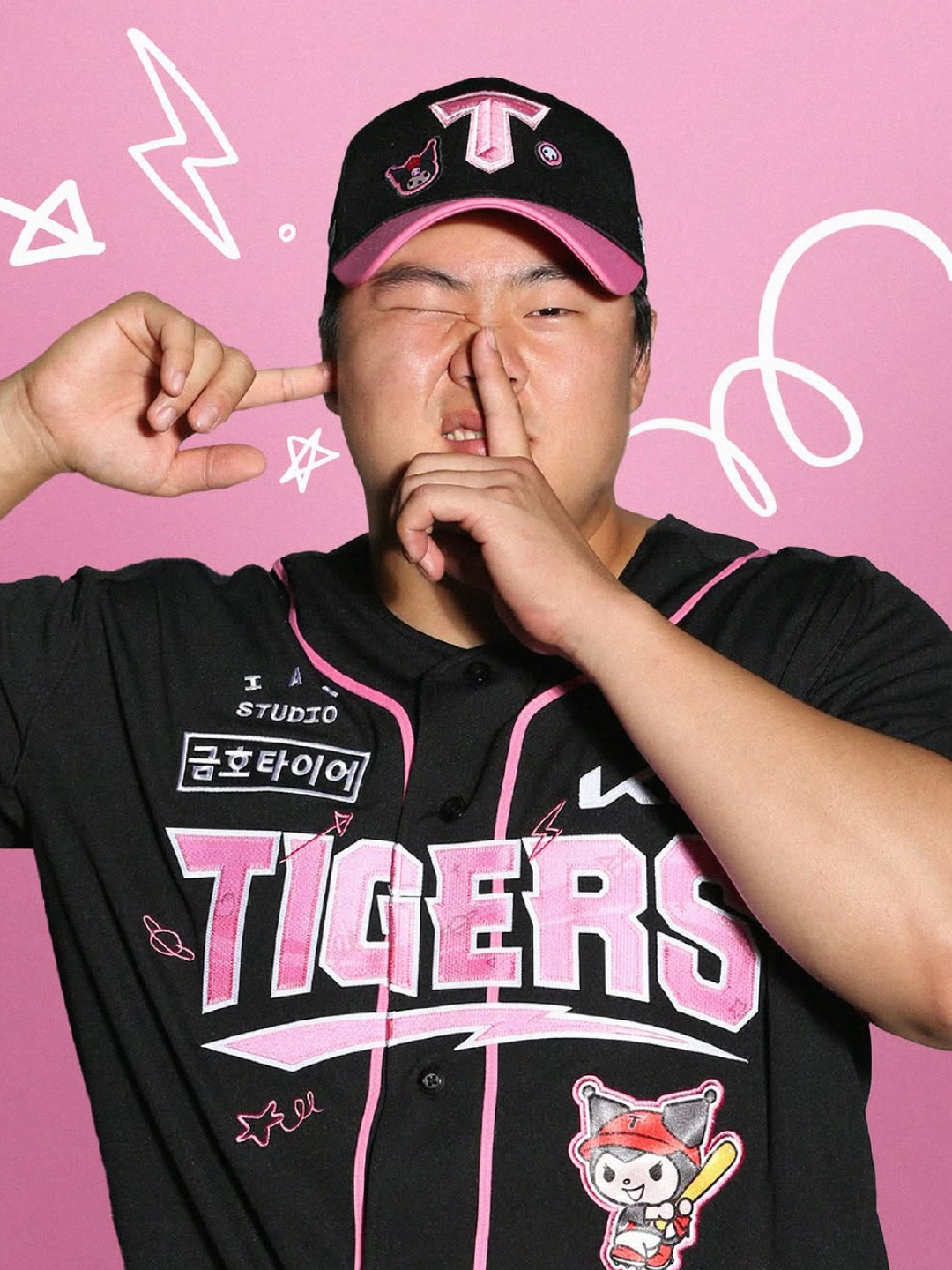 Kia Tigers x Kuromi 26 Authentic Jersey Black Pink (Non Marking Ver.), Kia Tigers x Kuromi Authentic Ball Cap Black Pink ์ฐฉ์ฉ ์คํ์ผ - 2