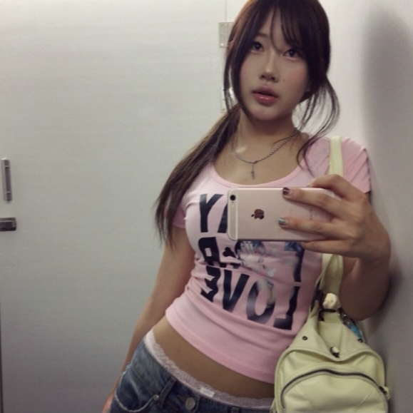 venhit Saintly Love U-Neck Slim Fit Short Sleeve T-Shirt Pink 착용 스타일 - 3