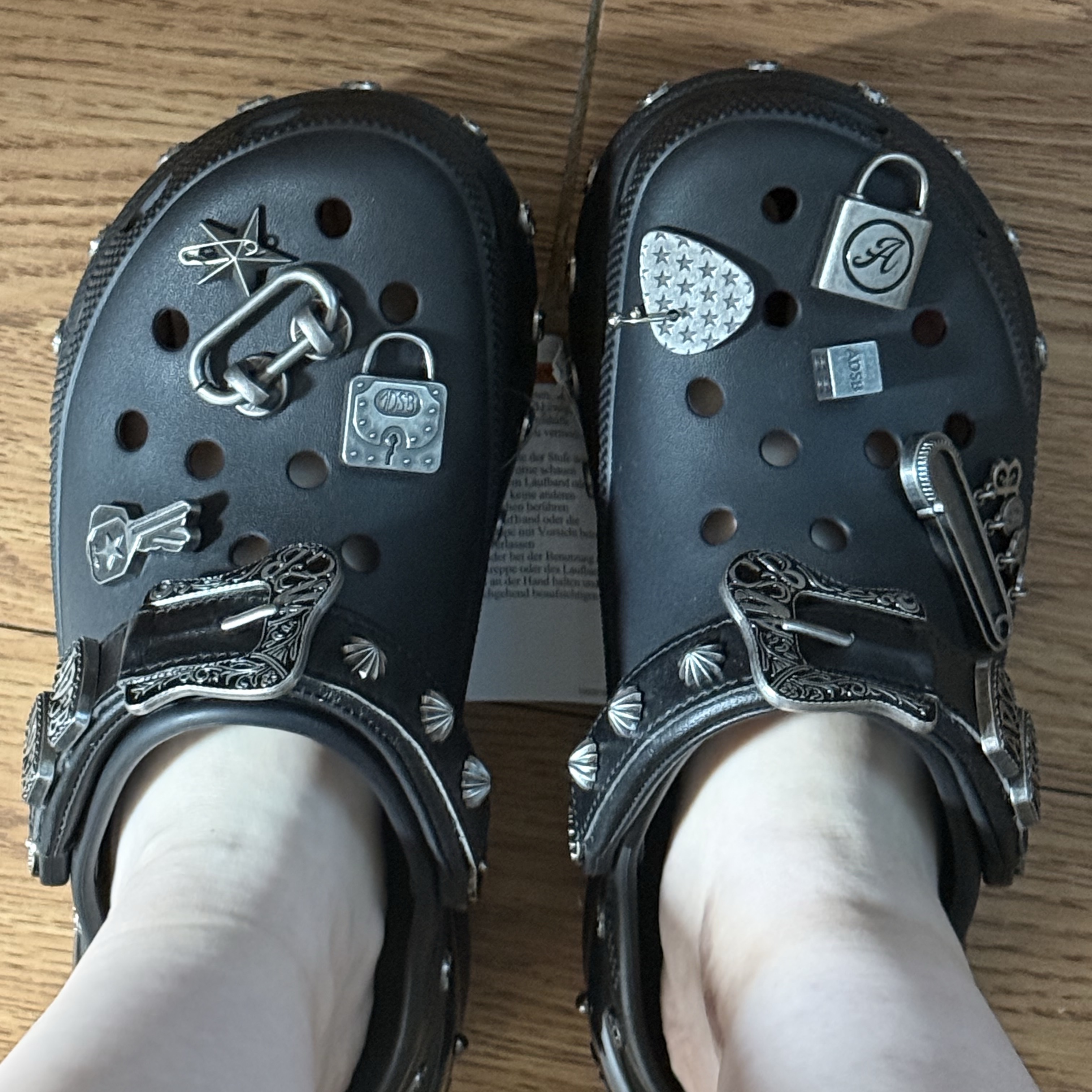 (W) Crocs x Andersson Bell Bae Clog Black 착용 스타일 - 1