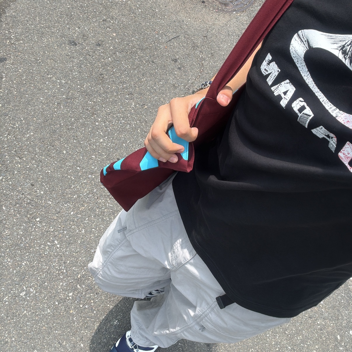 Hatchingroom x Mascompany Haema Bag Burgundy 착용 스타일