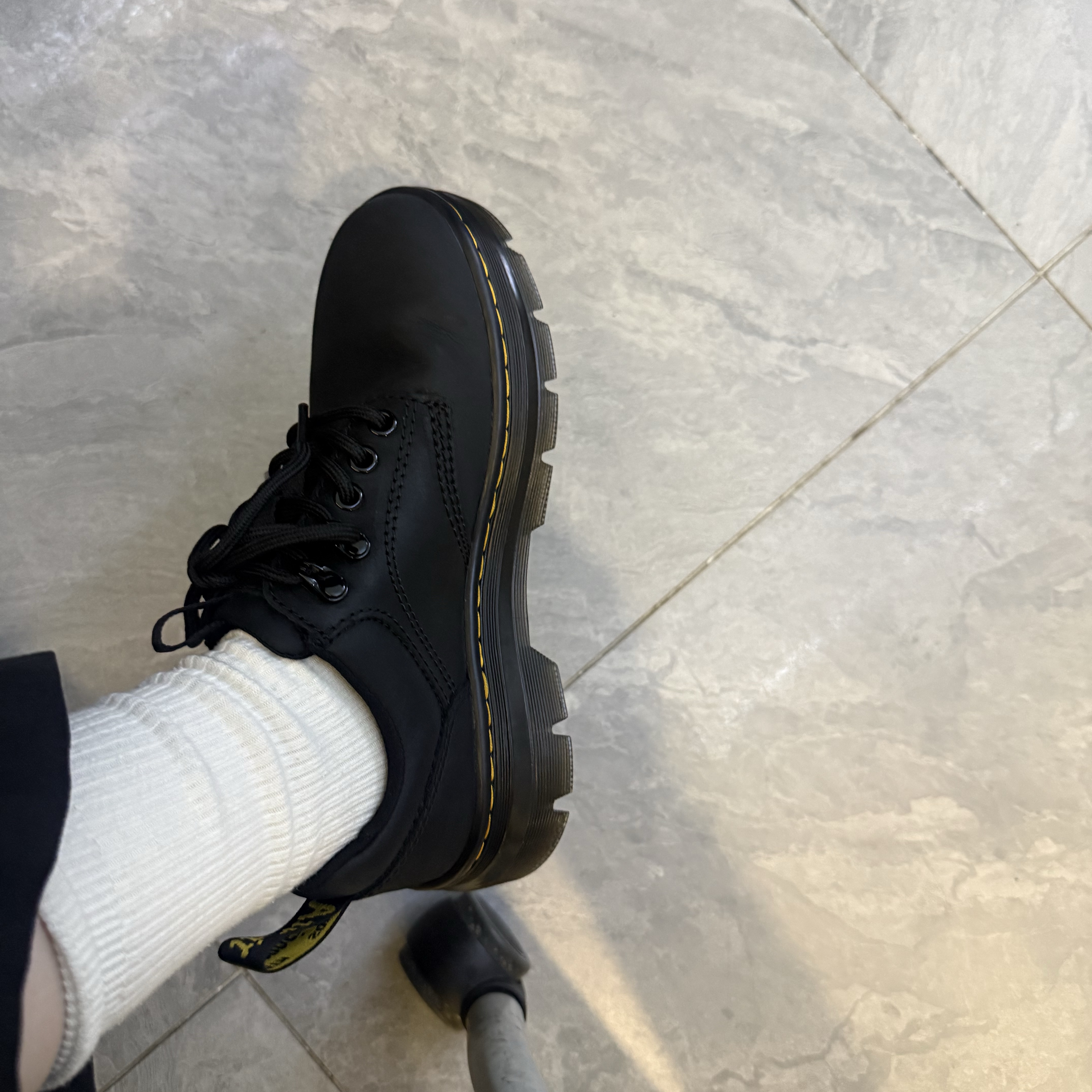 Dr. Martens Reeder Wyoming Leather Utility Shoes Black 착용 스타일 - 3