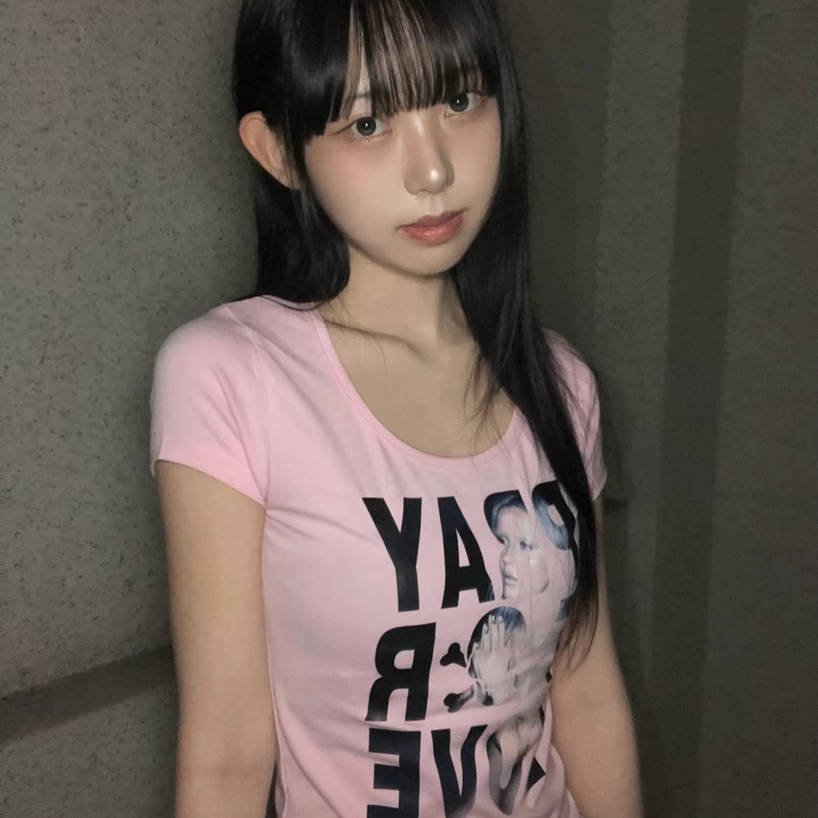 venhit Saintly Love U-Neck Slim Fit Short Sleeve T-Shirt Pink 착용 스타일 - 2