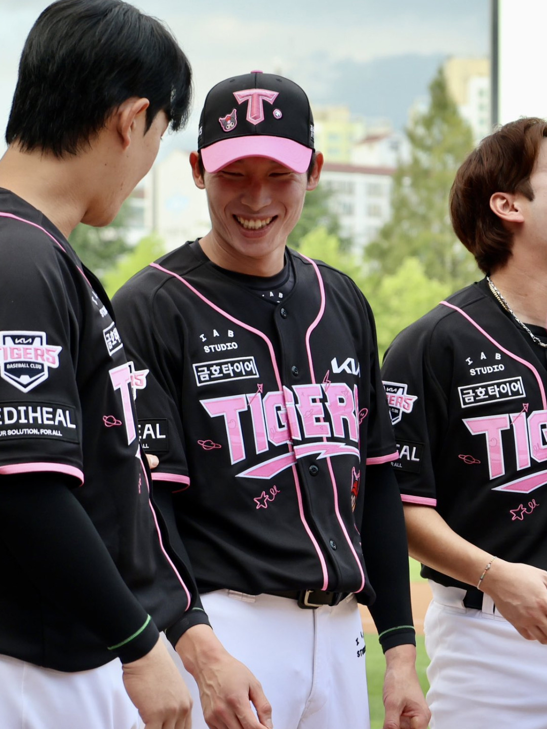 Kia Tigers x Kuromi 26 Authentic Jersey Black Pink (Non Marking Ver.), Kia Tigers x Kuromi Authentic Ball Cap Black Pink ์ฐฉ์ฉ ์คํ์ผ - 4