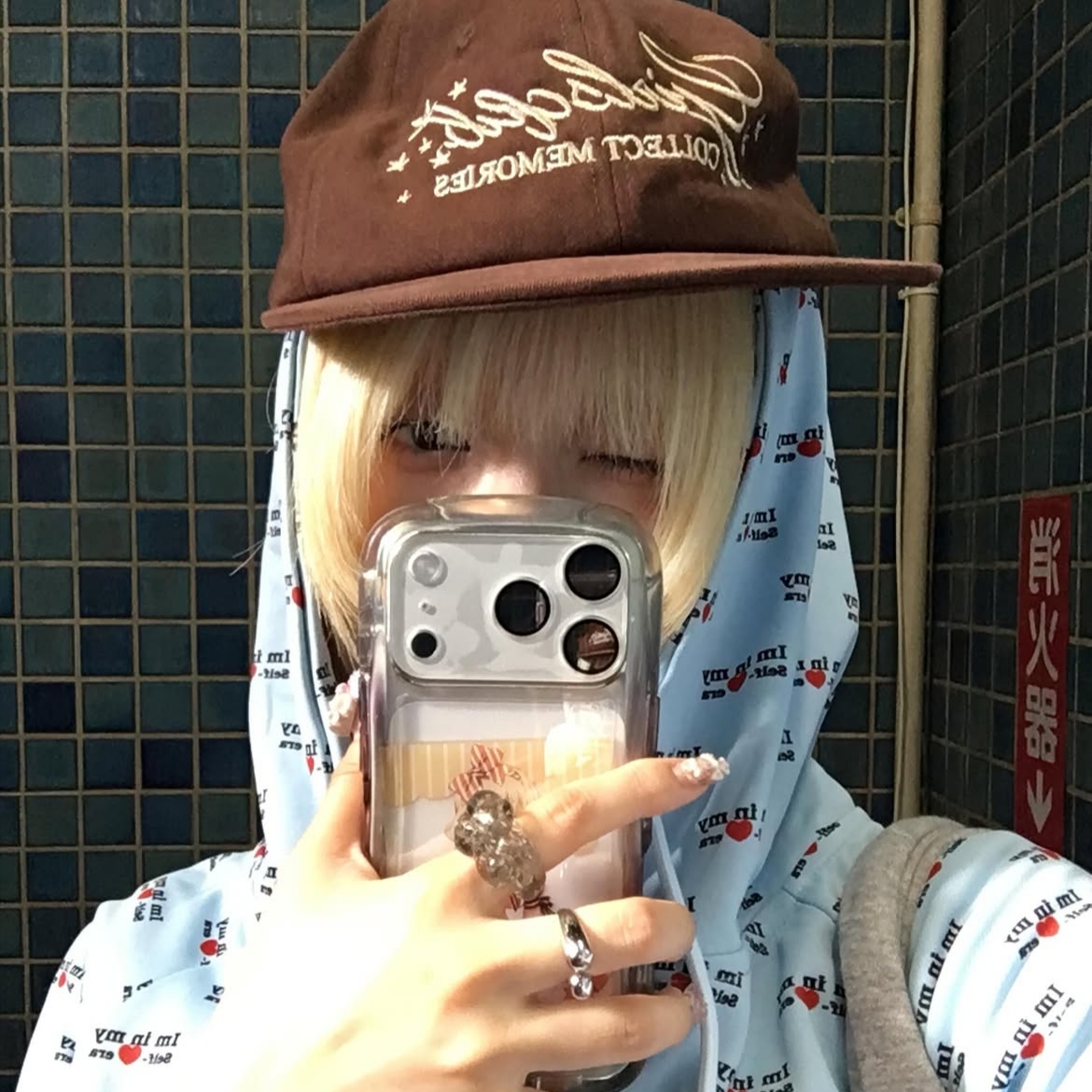 venhit Memories Flat Bill Cap Brown, venhit Self Love Me Short Sleeved Hoodie Zip Up Blue 착용 스타일 - 1
