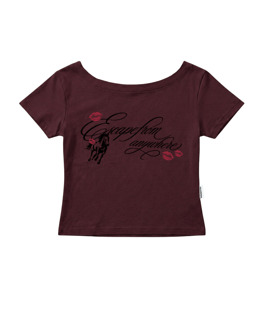 이스케이프프롬 키스 홀스 레터링 프린트 보트넥 슬림핏 반팔티 버건디(Escapefrom Kiss Horse Lettering Print Boat Neck Slim Fit T-Shirt Burgundy)