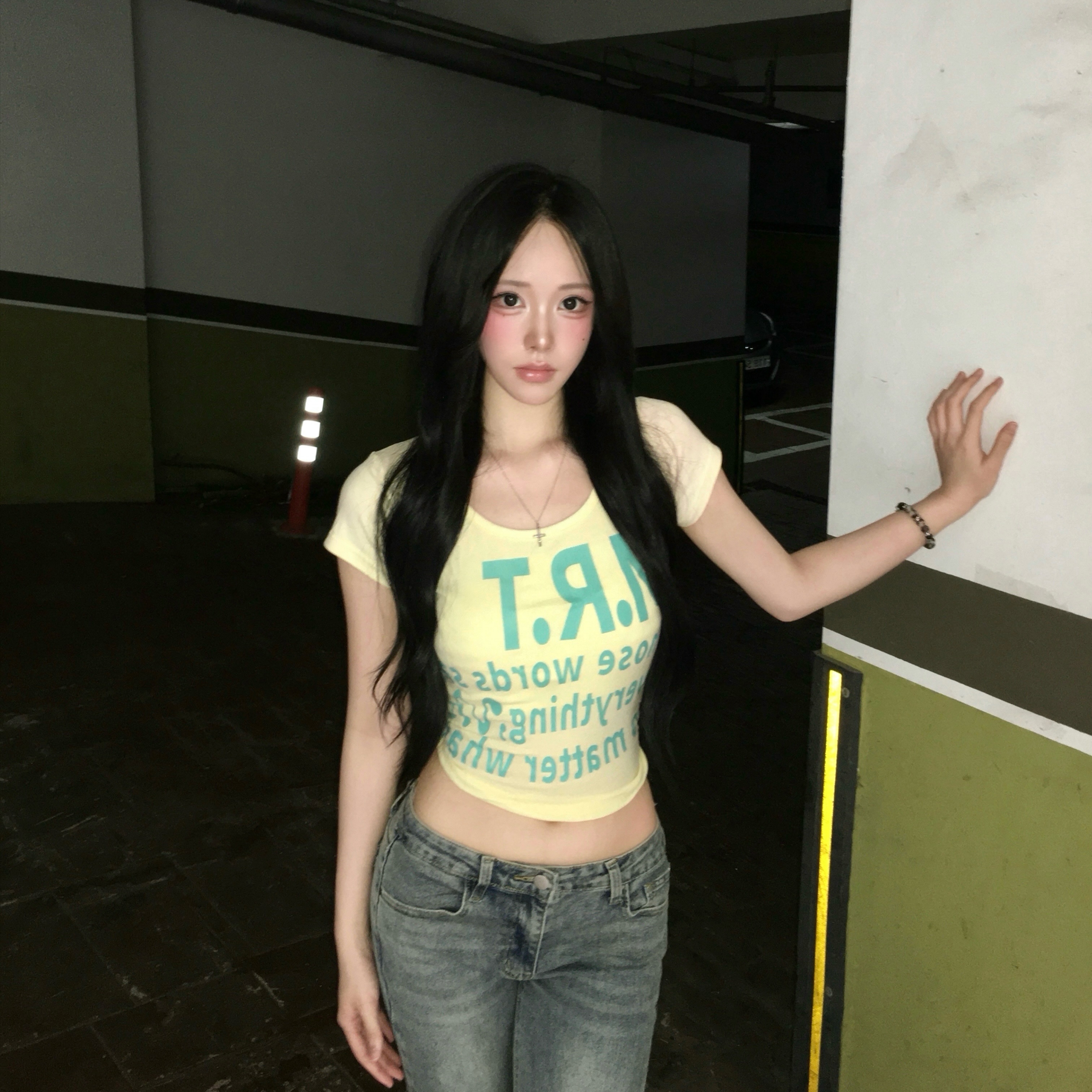 venhit MRT Vivid U-Neck Slim Fit Short Sleeve T-Shirt Yellow 착용 스타일 - 1