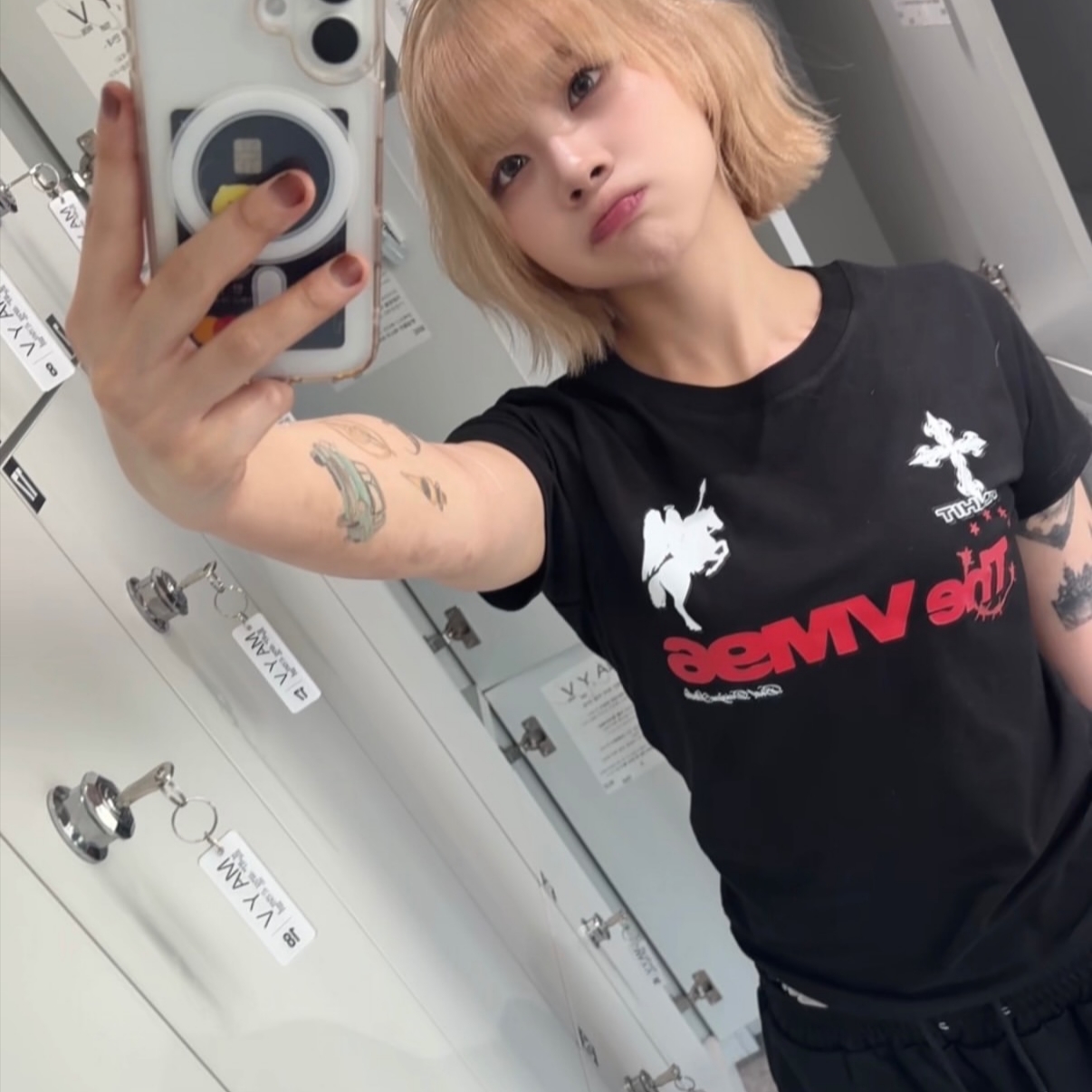 venhit THE VM96 Slim Fit Short Sleeve T-Shirt Black 착용 스타일 - 2