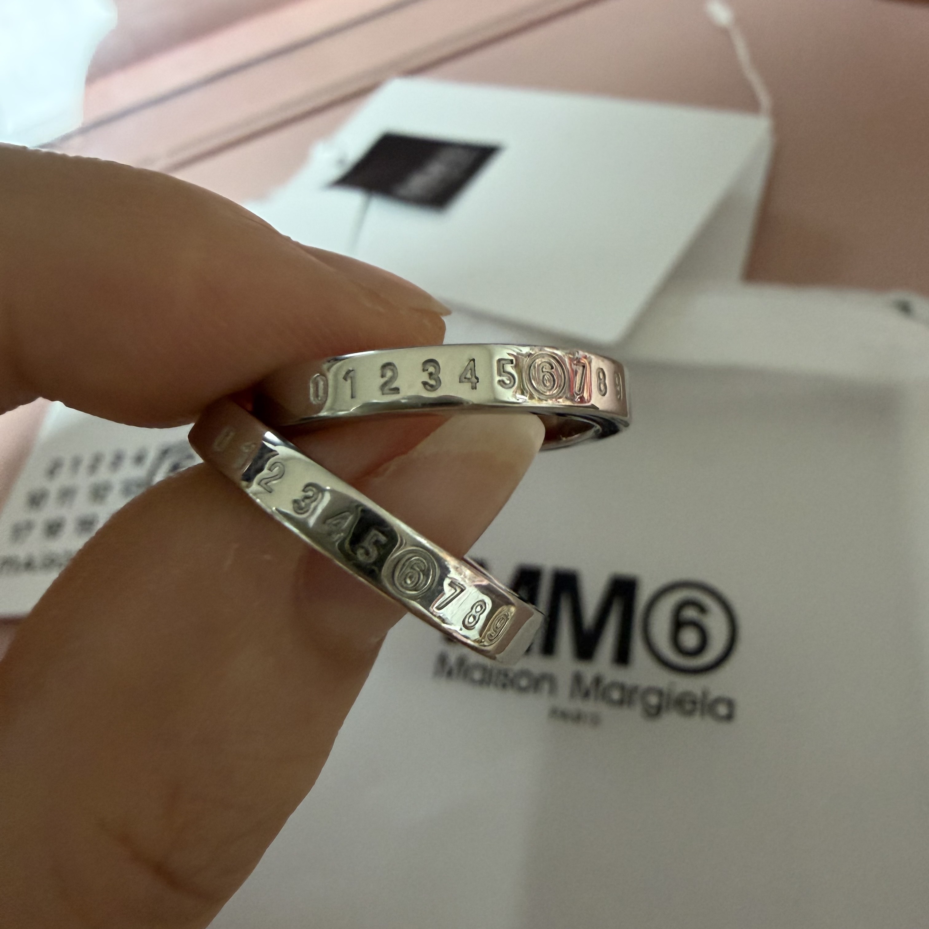 (W) MM6 Maison Margiela Numeric Minimal Signature Ring Silver Palladium 착용 스타일