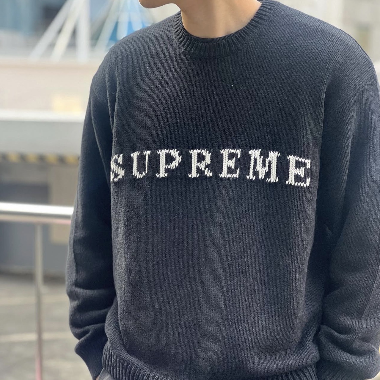 Supreme Contrast Logo Sweater Black - 25FW 착용 스타일 - 1
