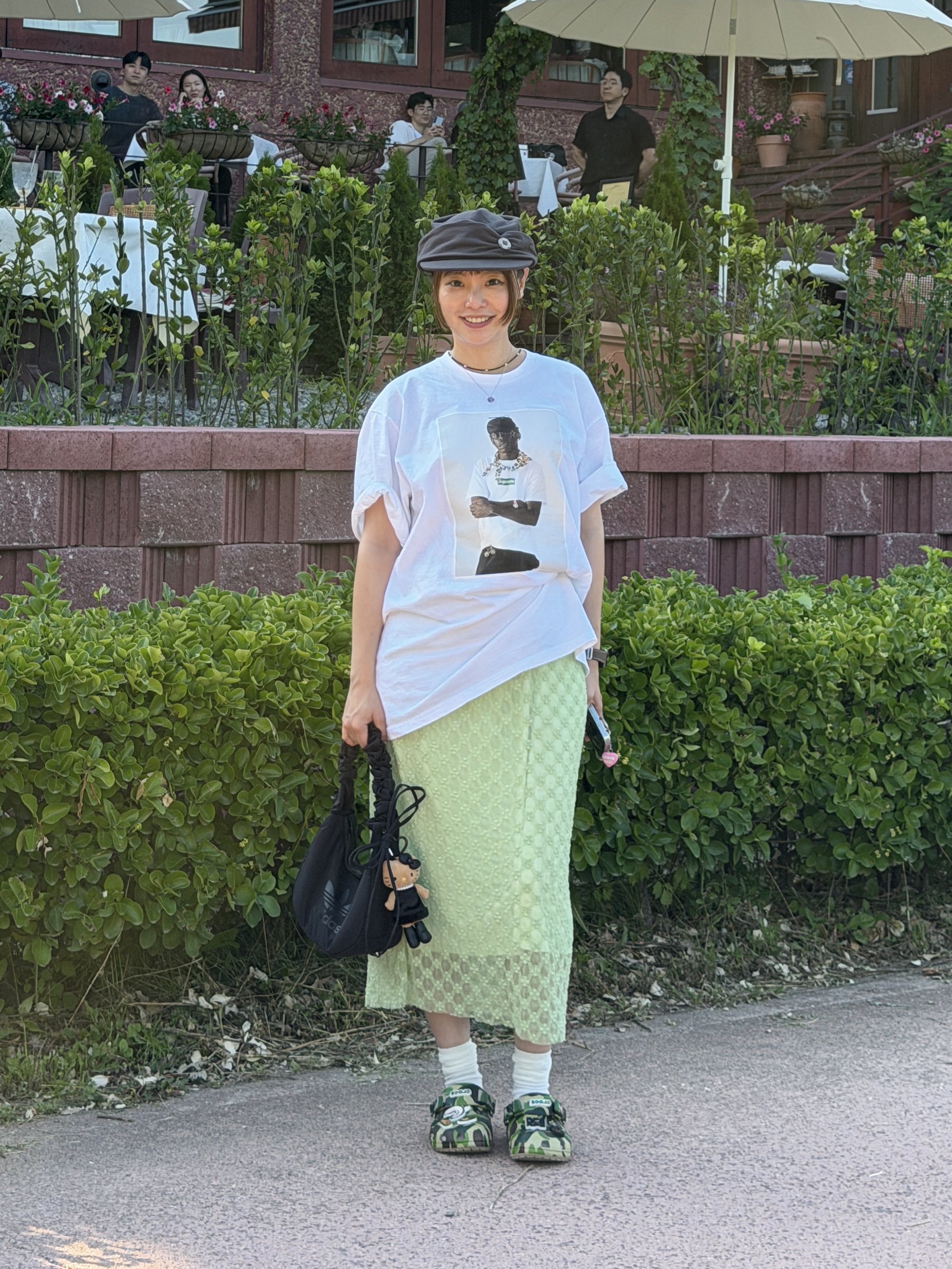 Crocs x BAPE Classic Clog Chai, Sanrio Hello Kitty Style Up Mascot Sunburn 착용 스타일 - 1