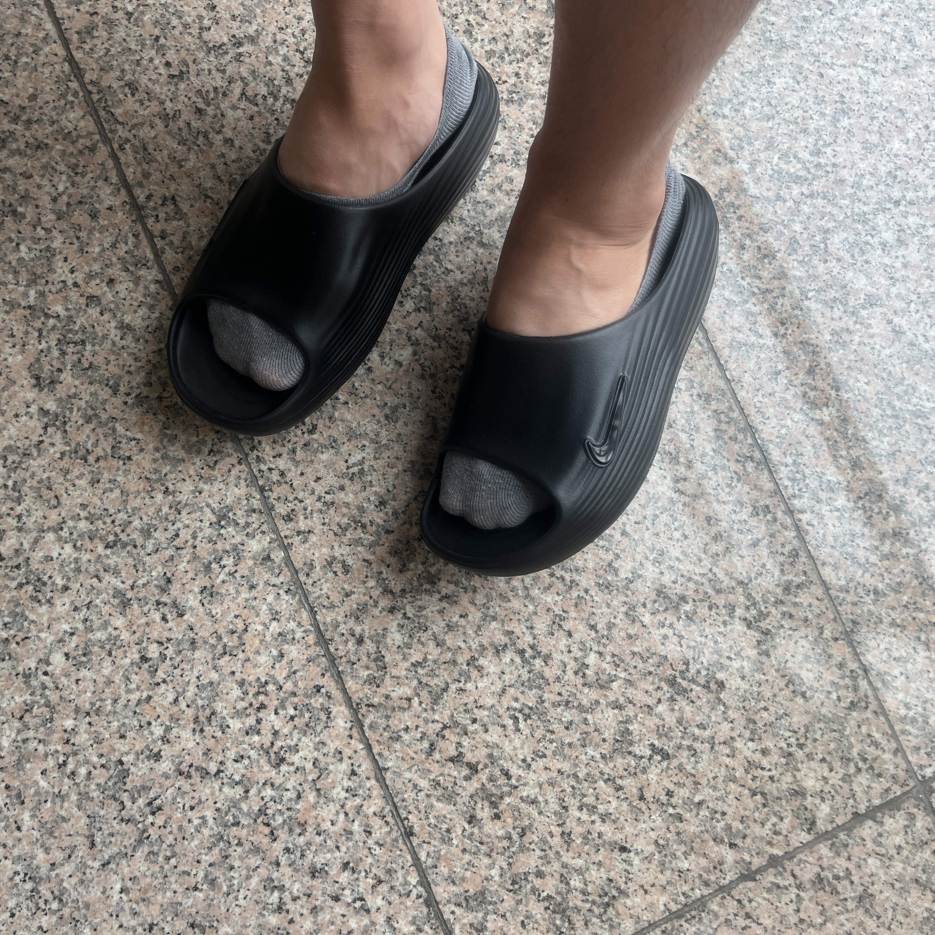 Nike ReactX Rejuven8 Slide Black 착용 스타일