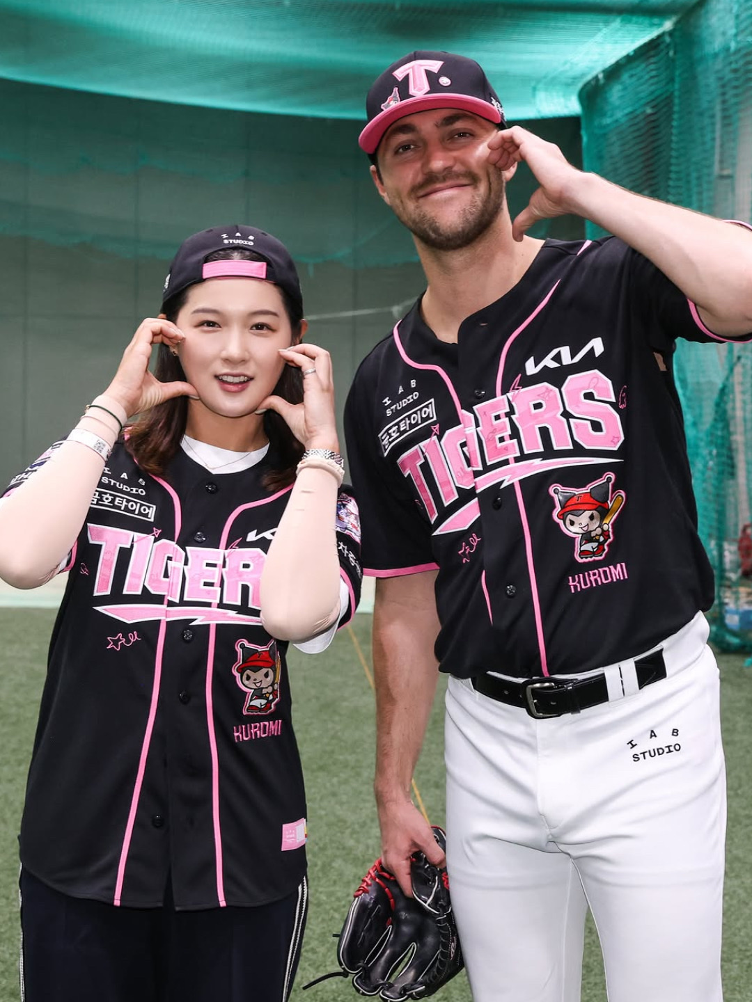 Kia Tigers x Kuromi 26 Authentic Jersey Black Pink (Non Marking Ver.), Kia Tigers x Kuromi Authentic Ball Cap Black Pink ์ฐฉ์ฉ ์คํ์ผ - 3