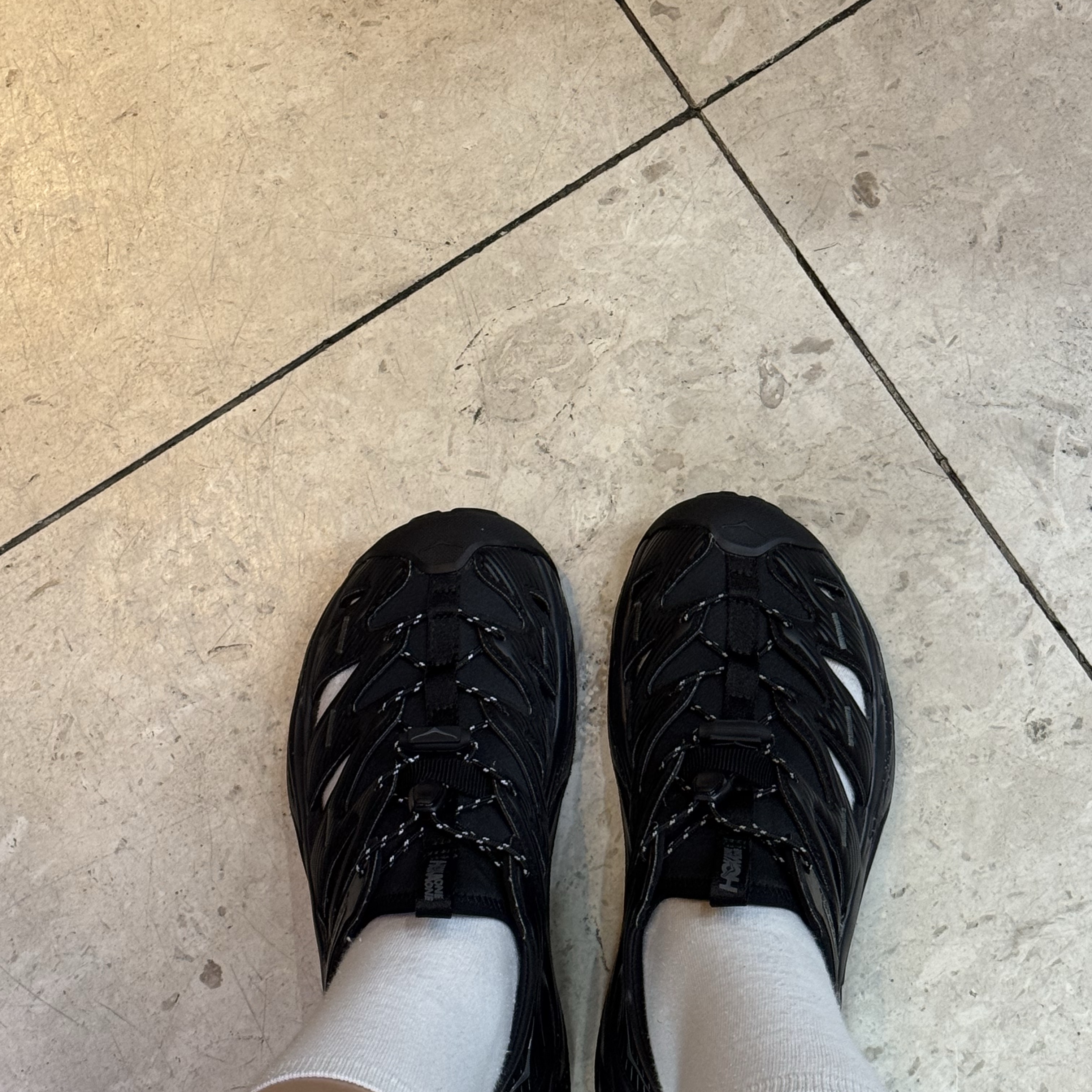 Hoka Hopara Black Castle Rock 착용 스타일 - 2
