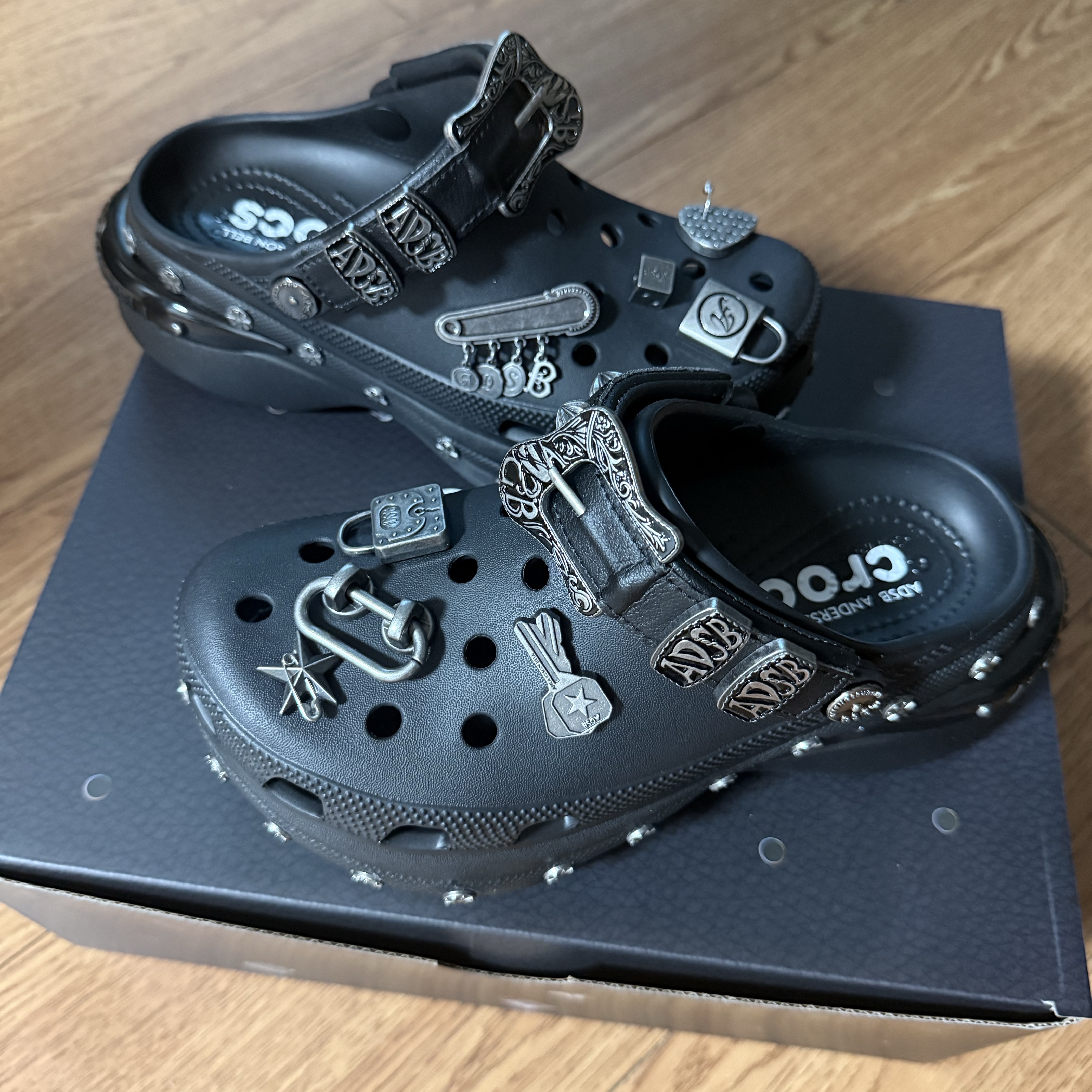 (W) Crocs x Andersson Bell Bae Clog Black 착용 스타일 - 2