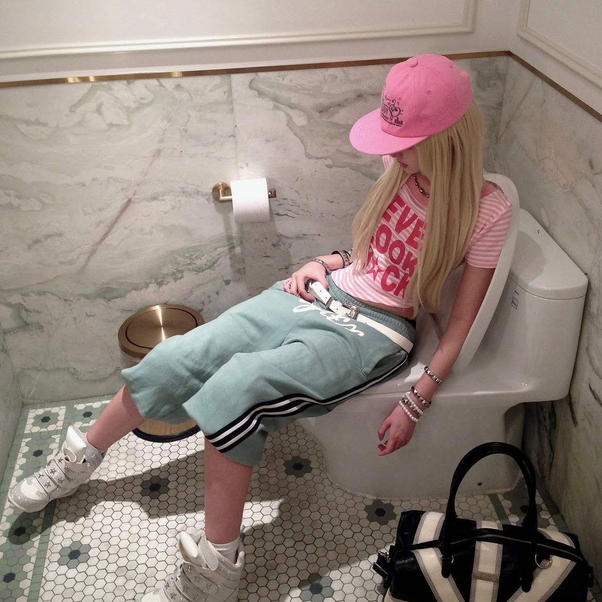 venhit Heart Rhythm Flat Brim Cap Pink, venhit NLB Striped One Shoulder Slim Fit Short Sleeved T_Shirt Pink 착용 스타일 - 4
