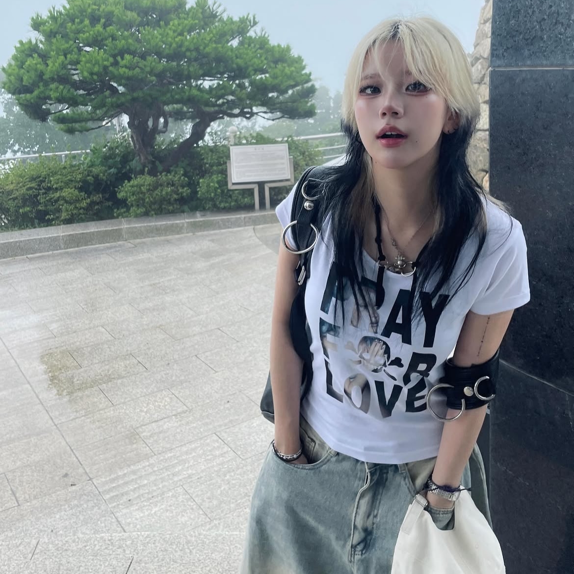 venhit Saintly Love U-Neck Slim Fit Short Sleeve T-Shirt White 착용 스타일 - 1