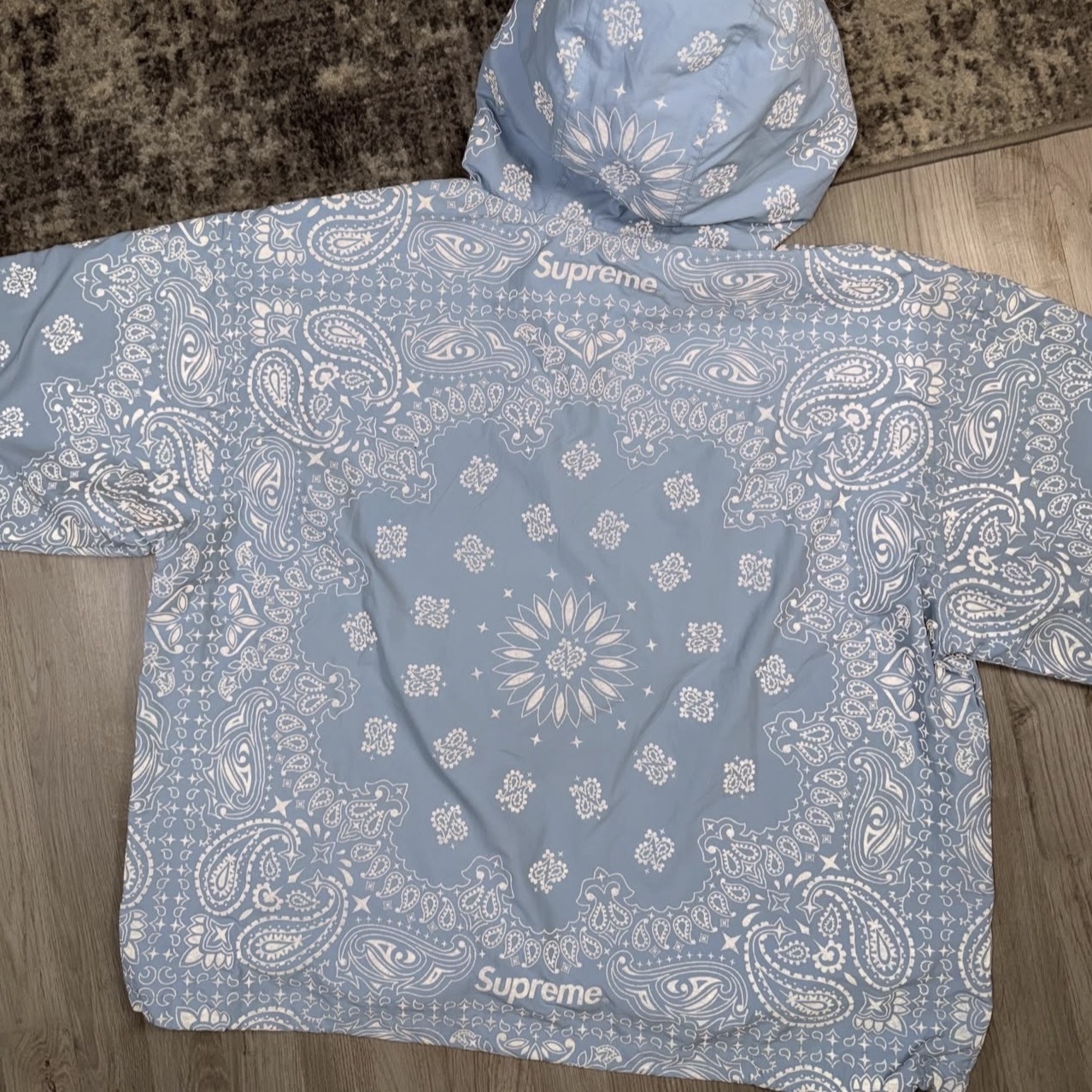 Supreme Reflective Bandana Anorak Light Blue - 26SS 착용 스타일 - 2
