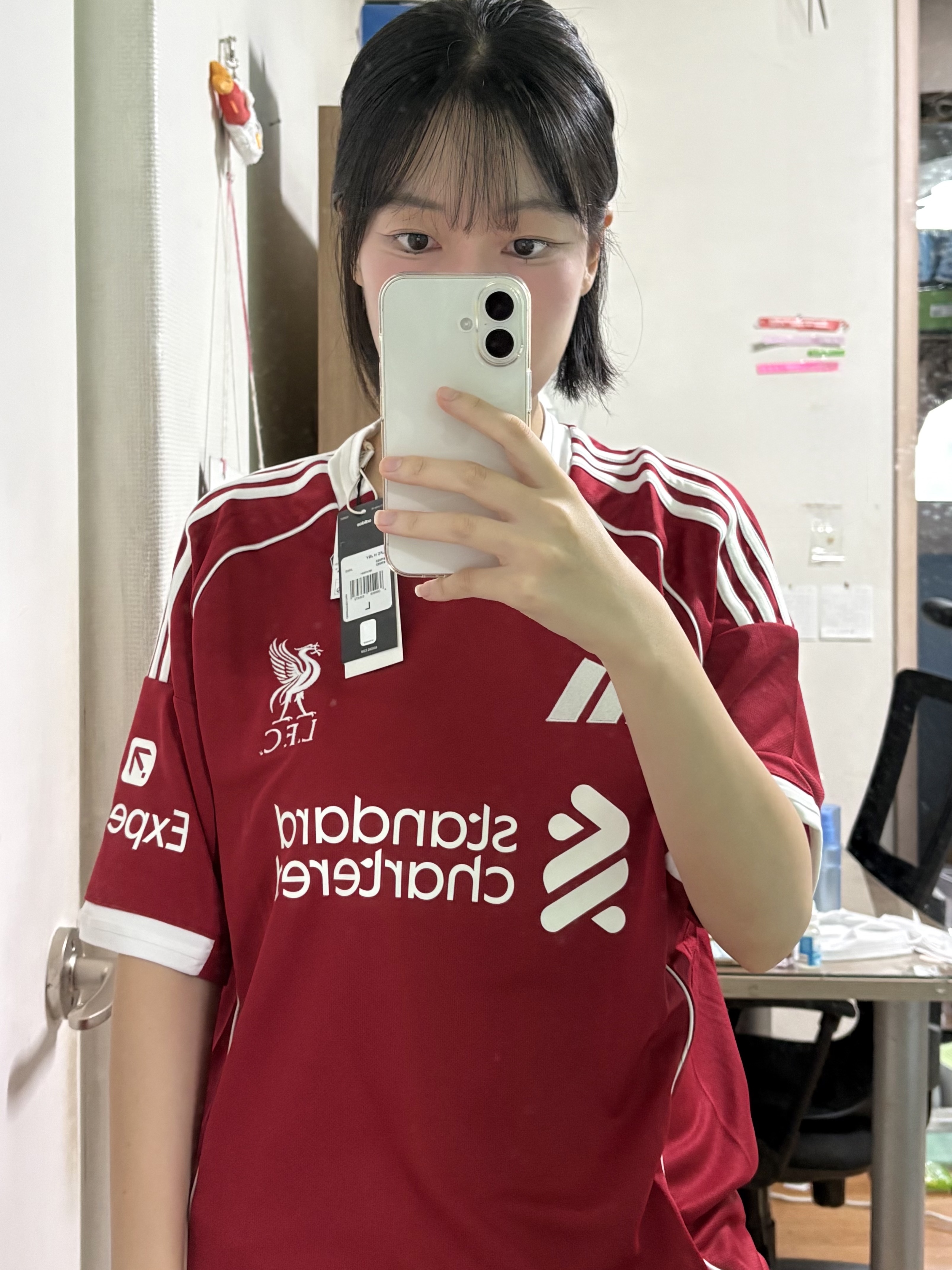 Adidas Liverpool FC 2025/26 Home Jersey Strawberry Red - KR Sizing (Non Marking Ver.) 착용 스타일 - 1