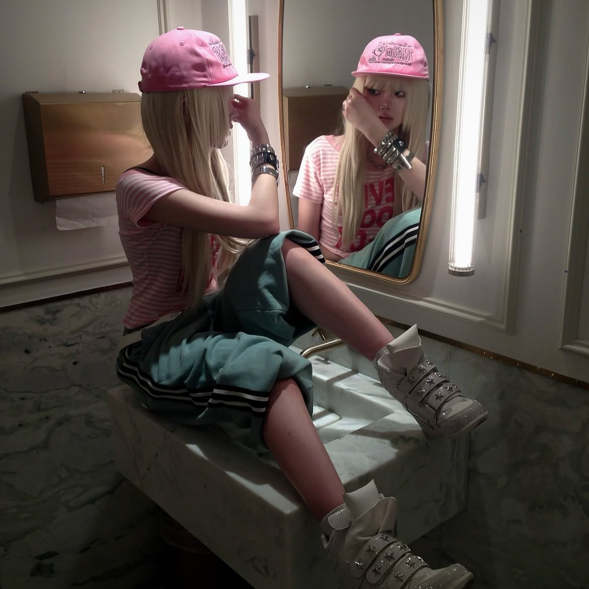 venhit Heart Rhythm Flat Brim Cap Pink, venhit NLB Striped One Shoulder Slim Fit Short Sleeved T_Shirt Pink 착용 스타일 - 1