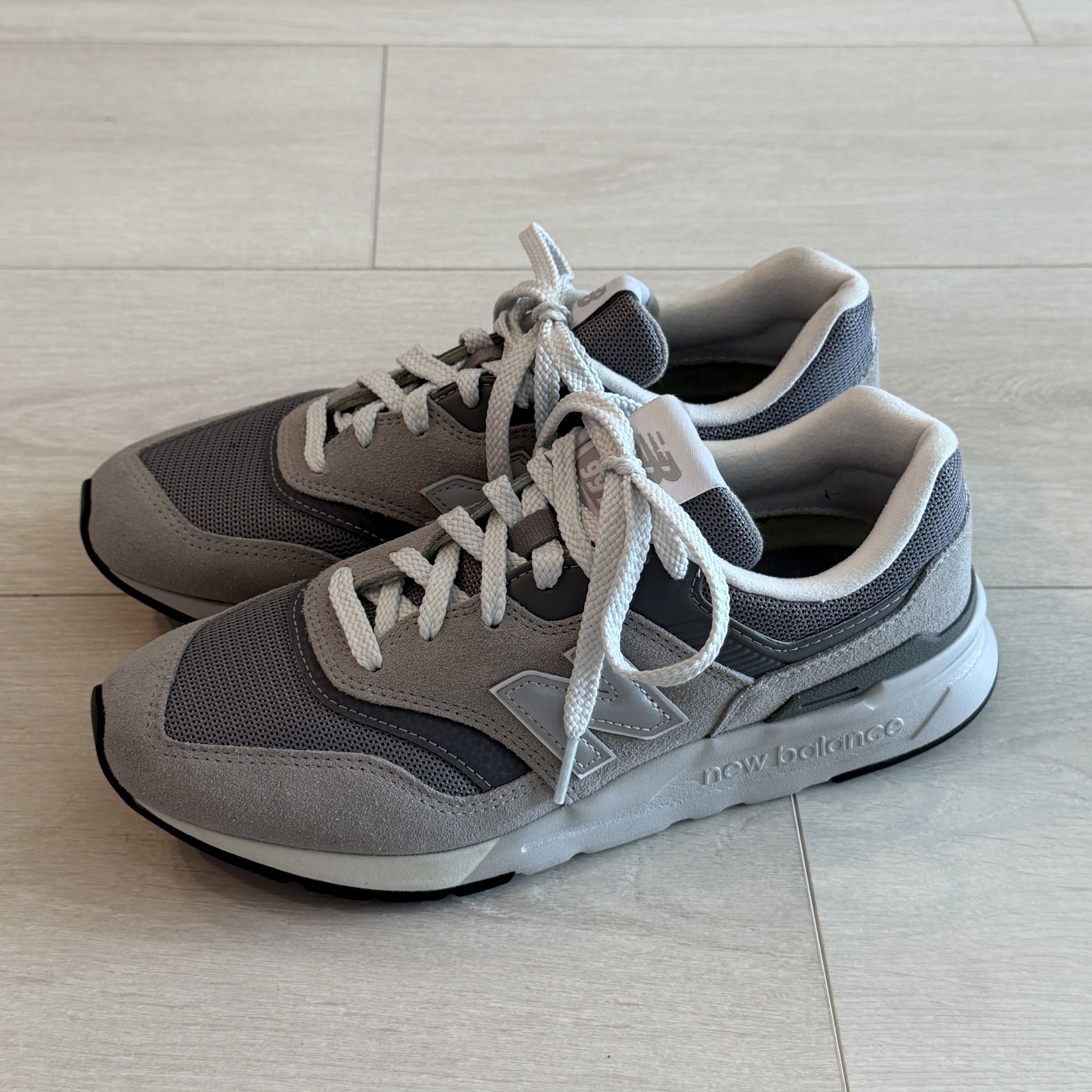 New Balance 997 Grey Silver 착용 스타일