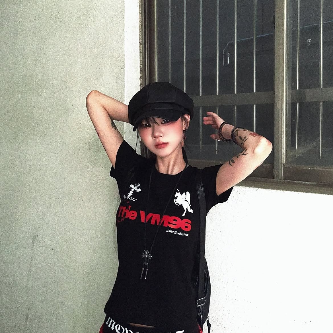 venhit THE VM96 Slim Fit Short Sleeve T-Shirt Black 착용 스타일 - 4