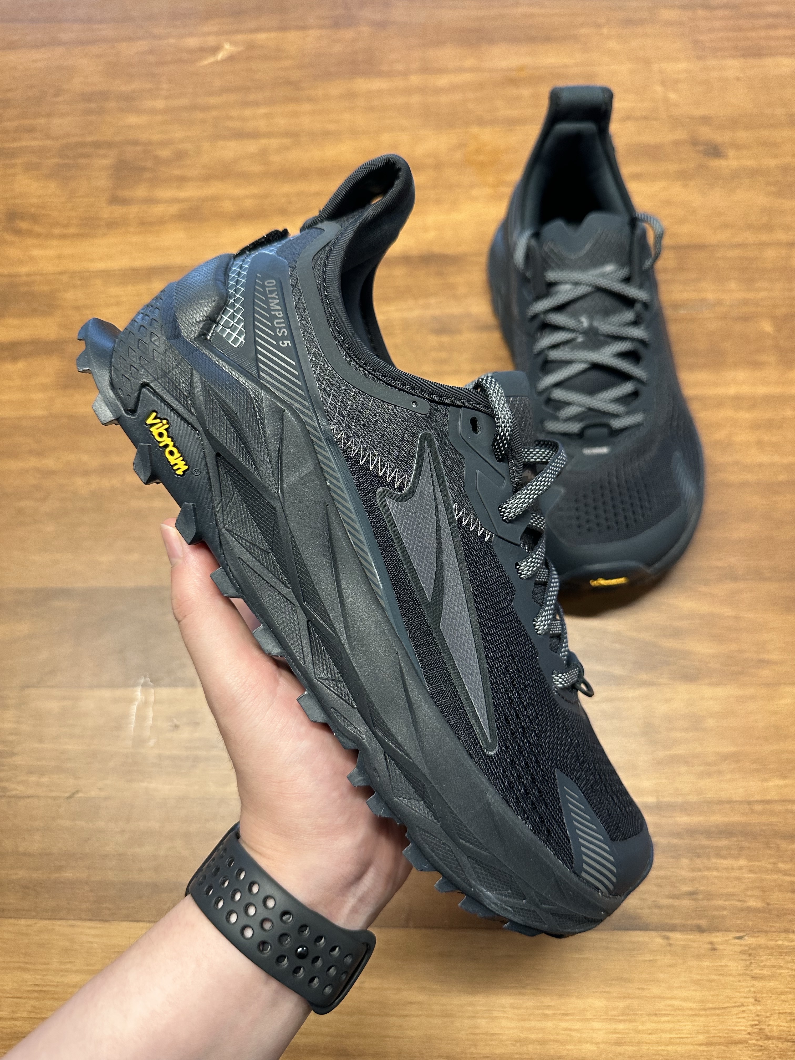 Altra Olympus 5 Black 착용 스타일 - 1