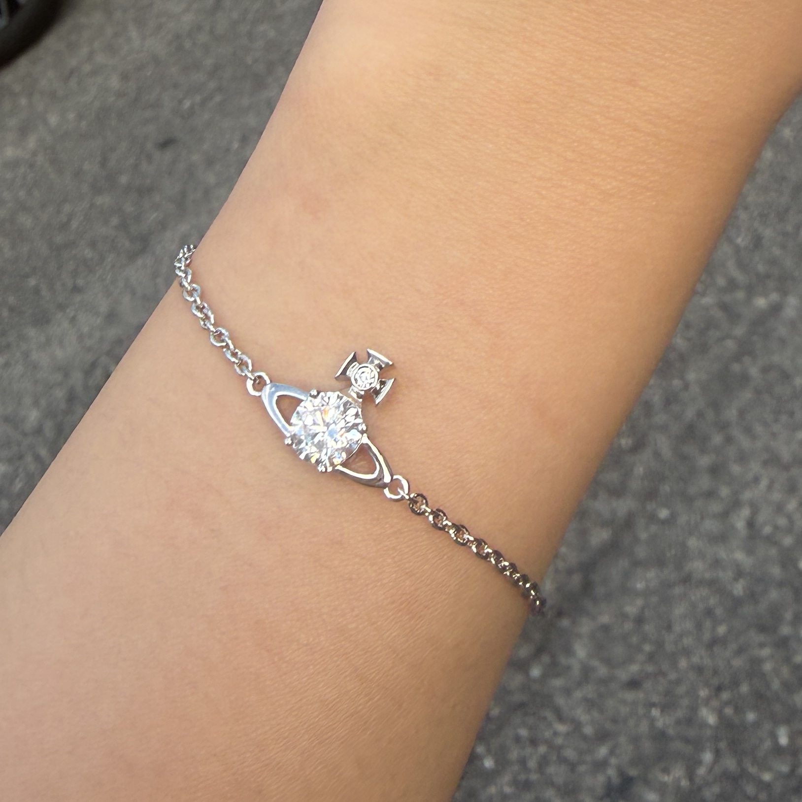 Vivienne Westwood Reina Small Bracelet Silver 착용 스타일