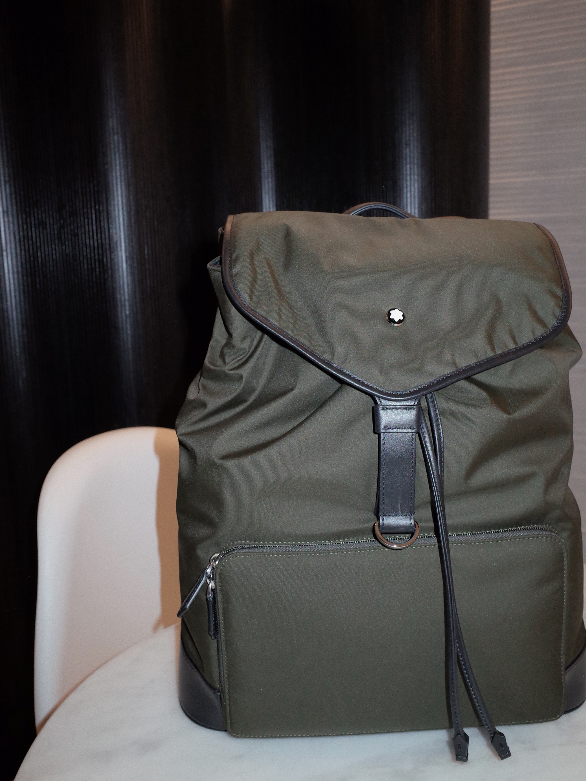 STU Vintage Swing Jacket In White, Montblanc Sartorial Medium Backpack Black 착용 스타일 - 3
