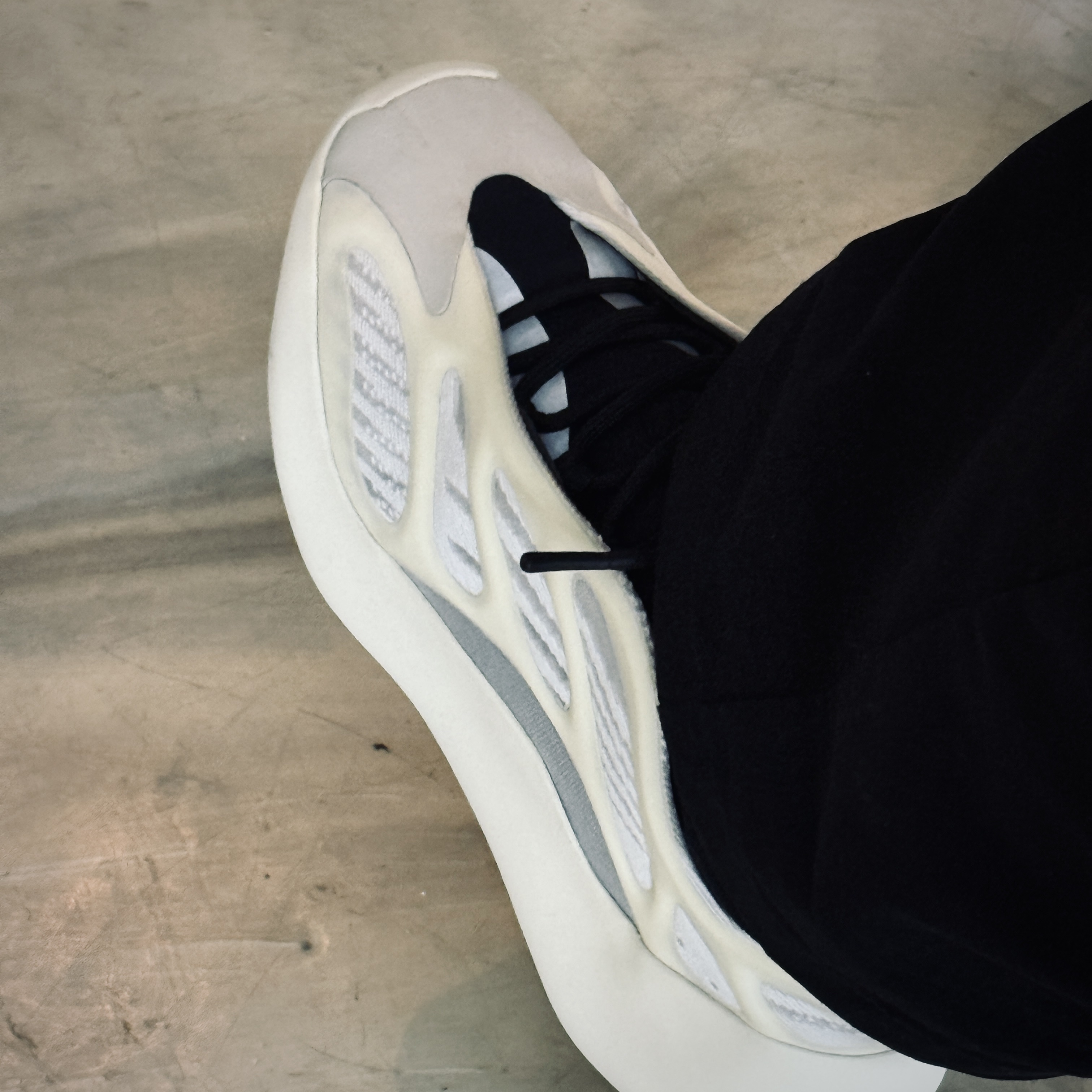 Adidas Yeezy 700 V3 Azael 2022/2023 착용 스타일 - 2