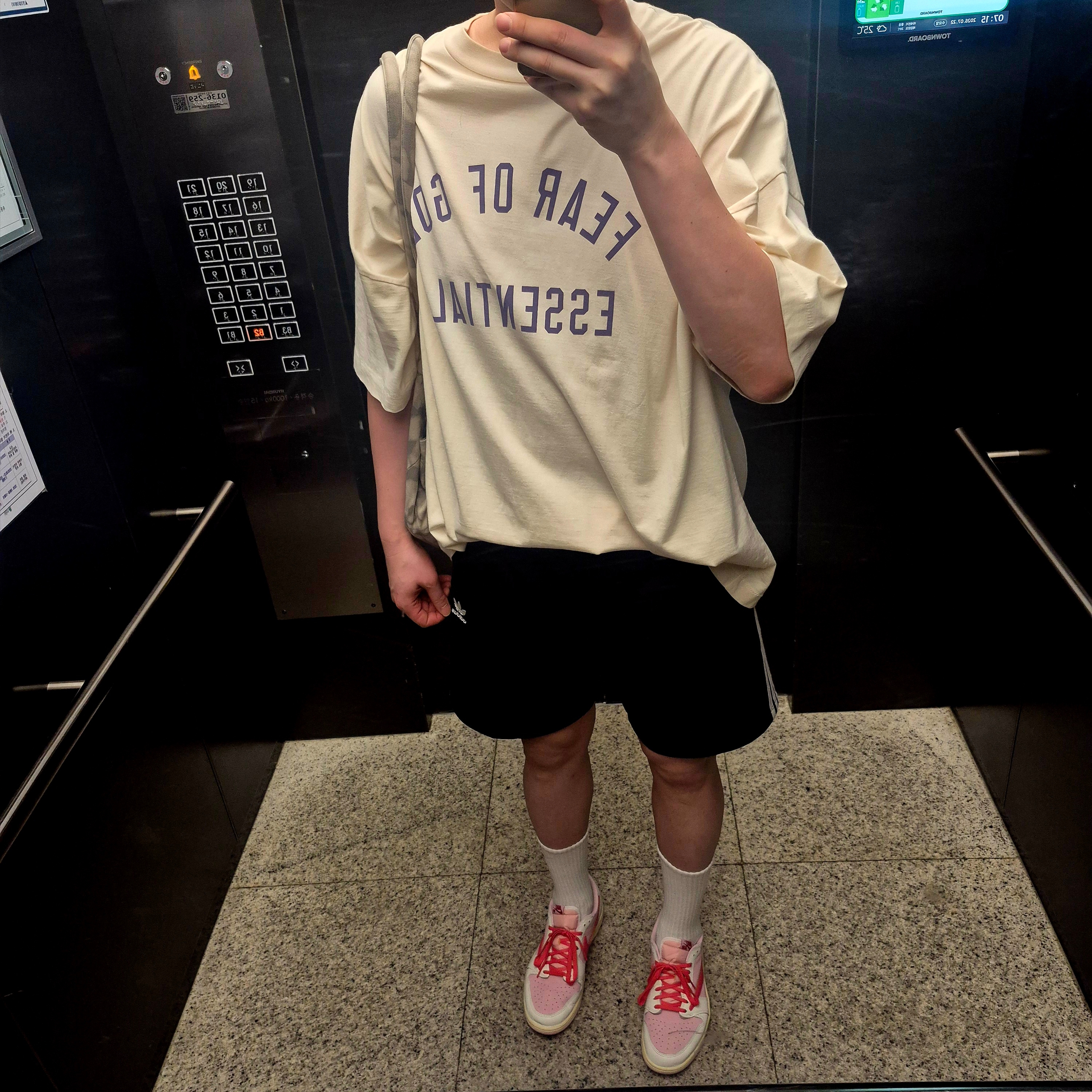 Jordan 1 x Travis Scott Retro Low OG SP Sail Tropical Pink, Essentials Jersey Crewneck Tee Shell - 24FW 착용 스타일