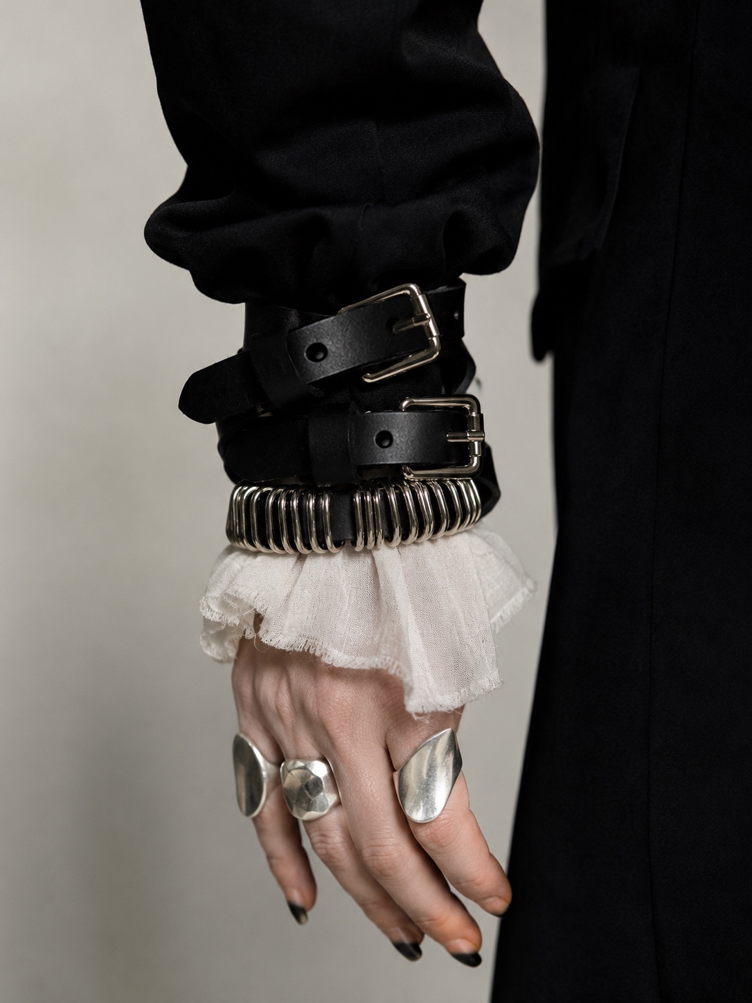 DIRT ANP Double Bind Loop Bracelet 착용 스타일