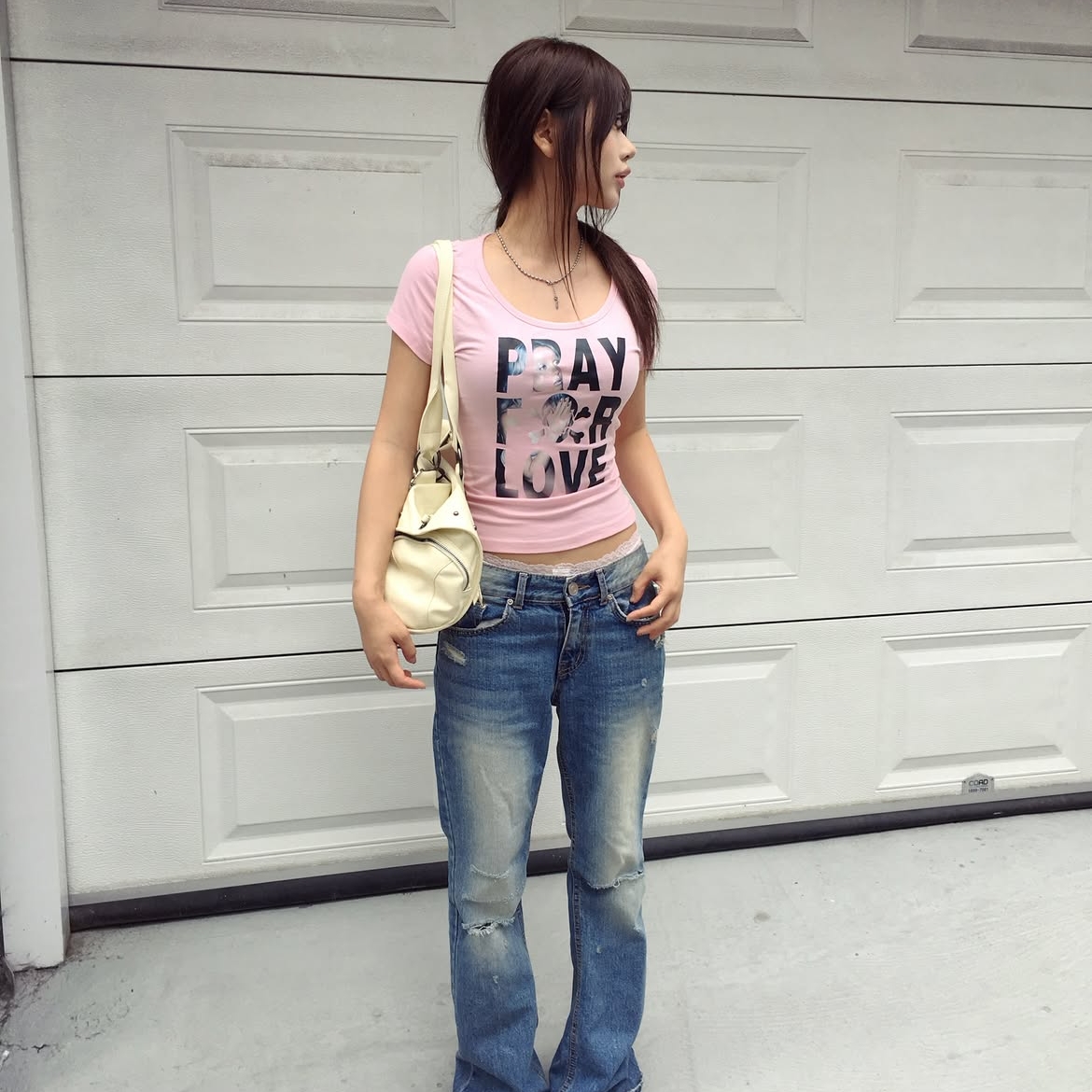 venhit Saintly Love U-Neck Slim Fit Short Sleeve T-Shirt Pink 착용 스타일 - 1