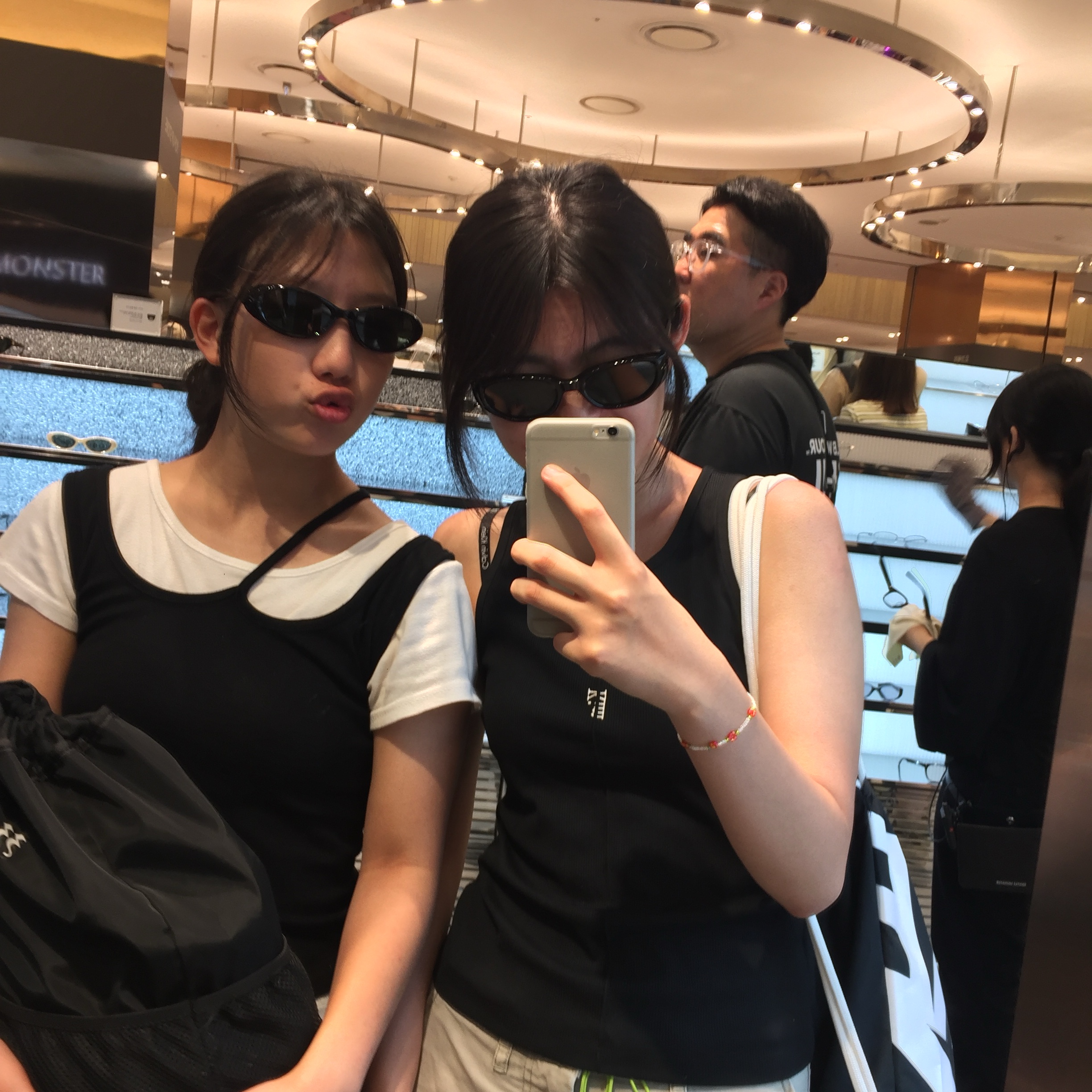 (W) Matin Kim Pintuck Sleeveless Top Black 착용 스타일 - 1