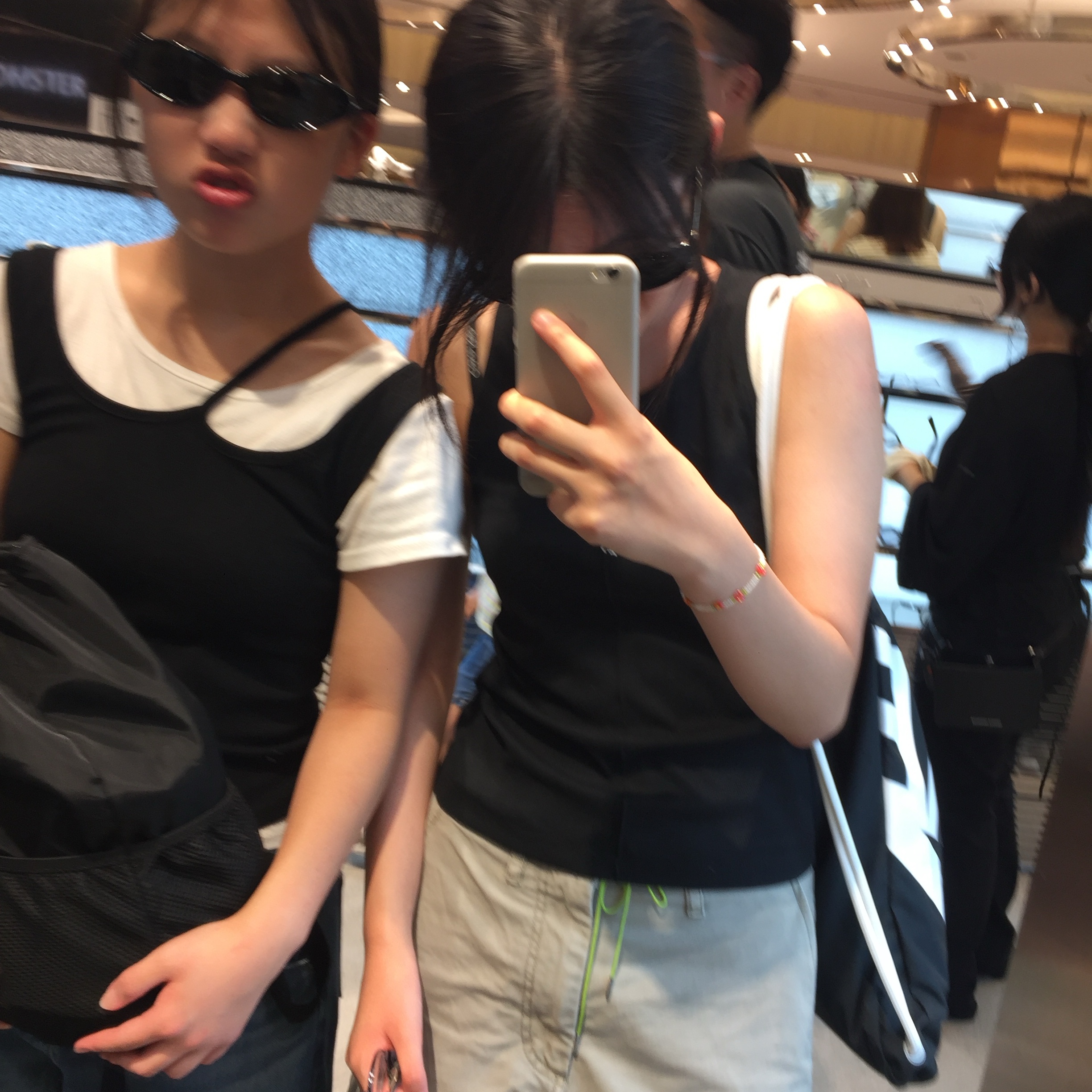 (W) Matin Kim Pintuck Sleeveless Top Black 착용 스타일 - 2