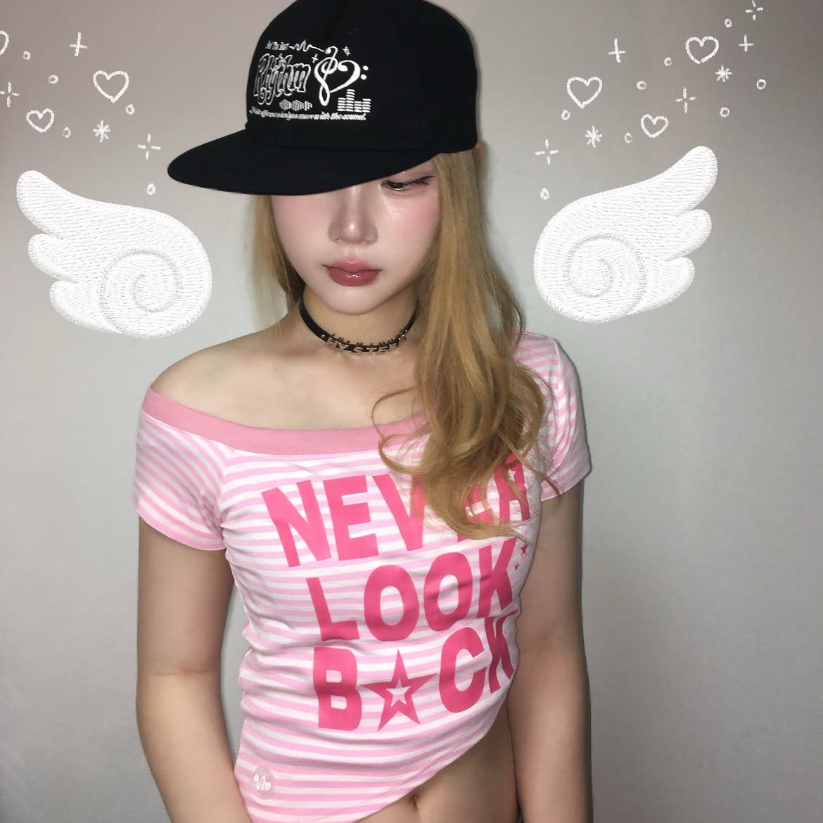 venhit Heart Rhythm Flat Brim Cap Black, venhit NLB Striped One Shoulder Slim Fit Short Sleeved T_Shirt Pink 착용 스타일 - 2