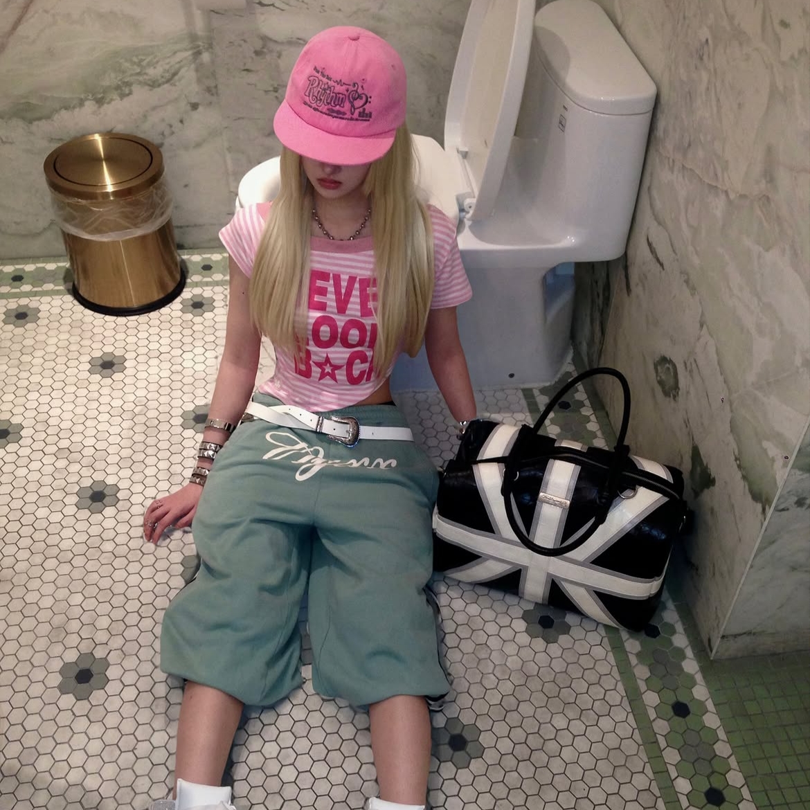 venhit Heart Rhythm Flat Brim Cap Pink, venhit NLB Striped One Shoulder Slim Fit Short Sleeved T_Shirt Pink 착용 스타일 - 2