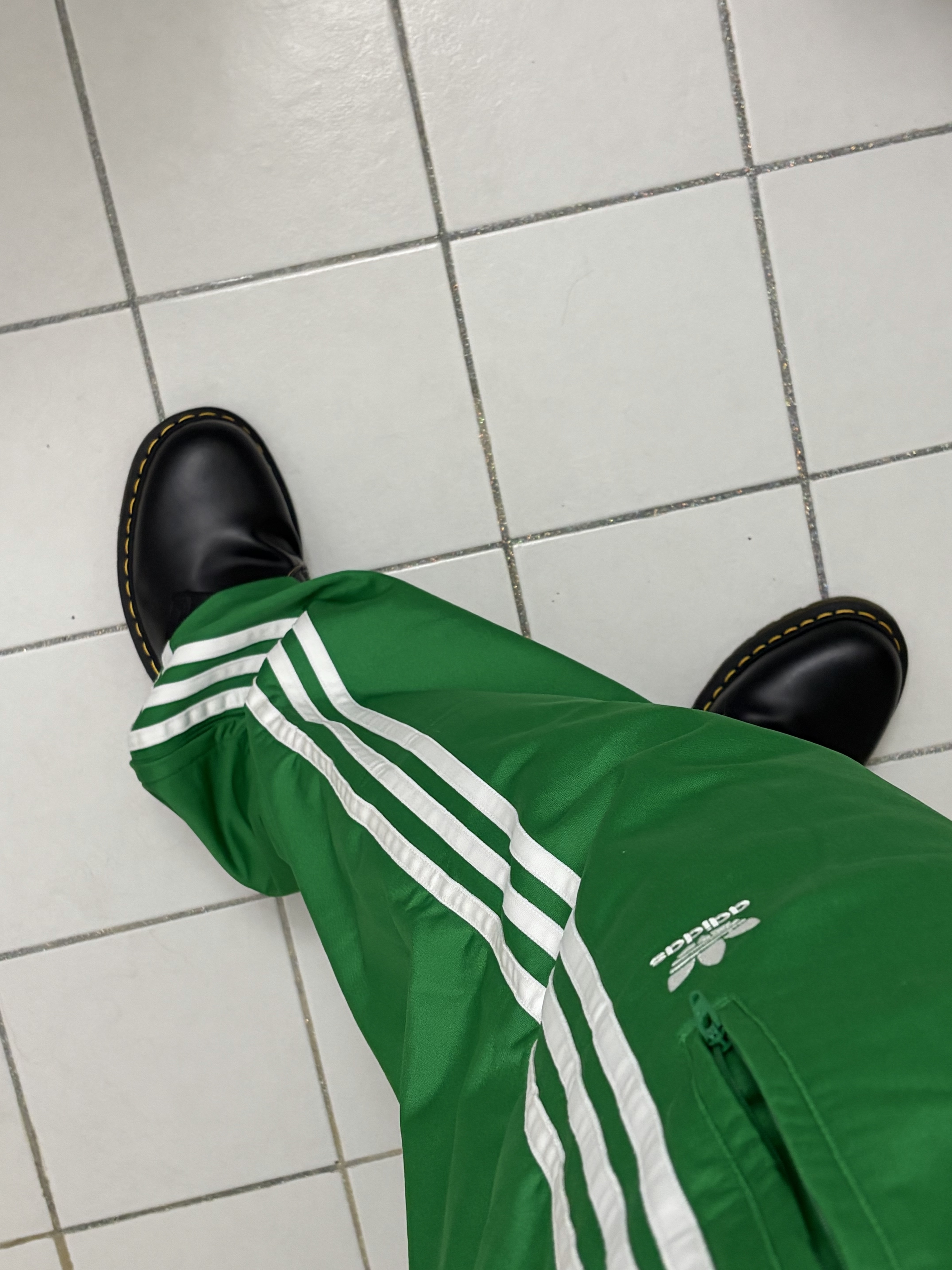 Dr. Martens 1461 Smooth Black, Adidas Adicolor Classics Firebird Track Pants Green - KR Sizing 착용 스타일