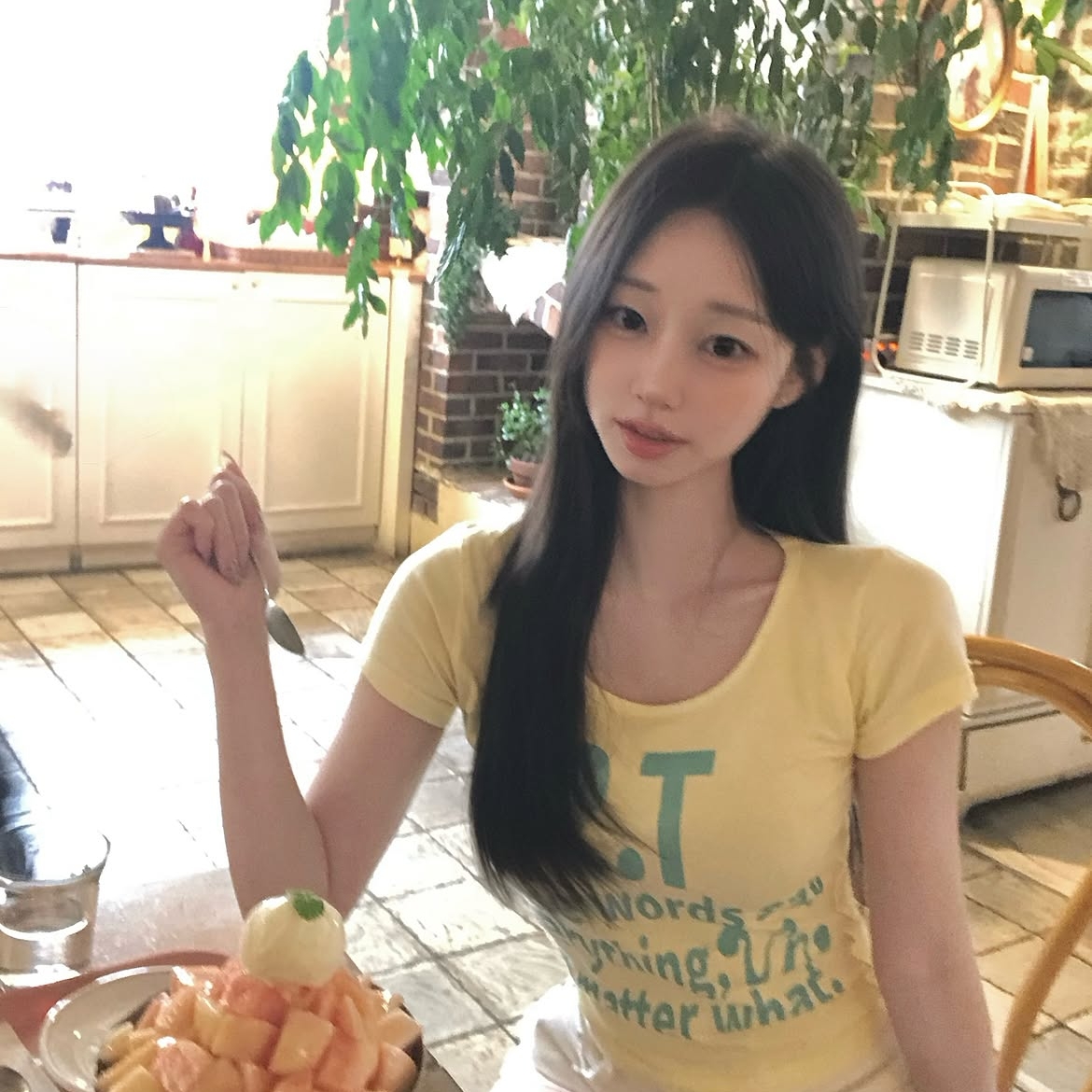 venhit MRT Vivid U-Neck Slim Fit Short Sleeve T-Shirt Yellow 착용 스타일 - 2