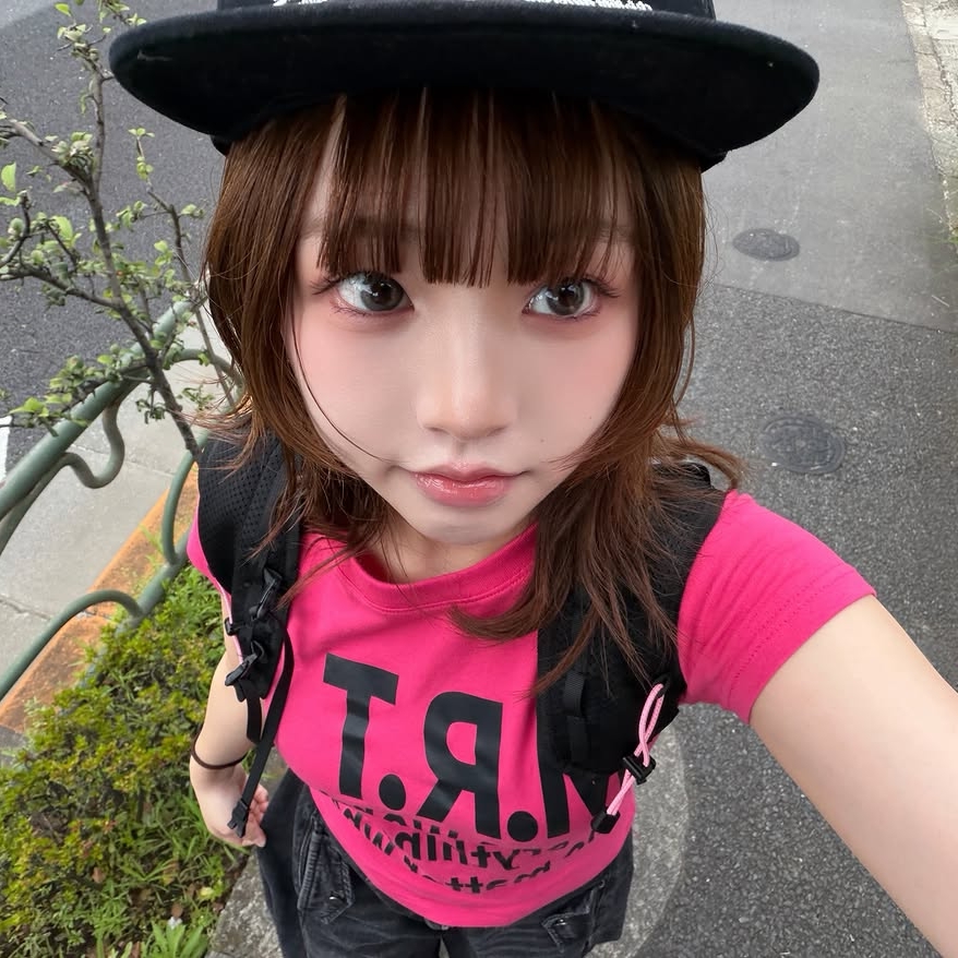 venhit Heart Rhythm Flat Brim Cap Black, venhit MRT Vivid Slim Fit Short Sleeve T-Shirt Pink 착용 스타일 - 3