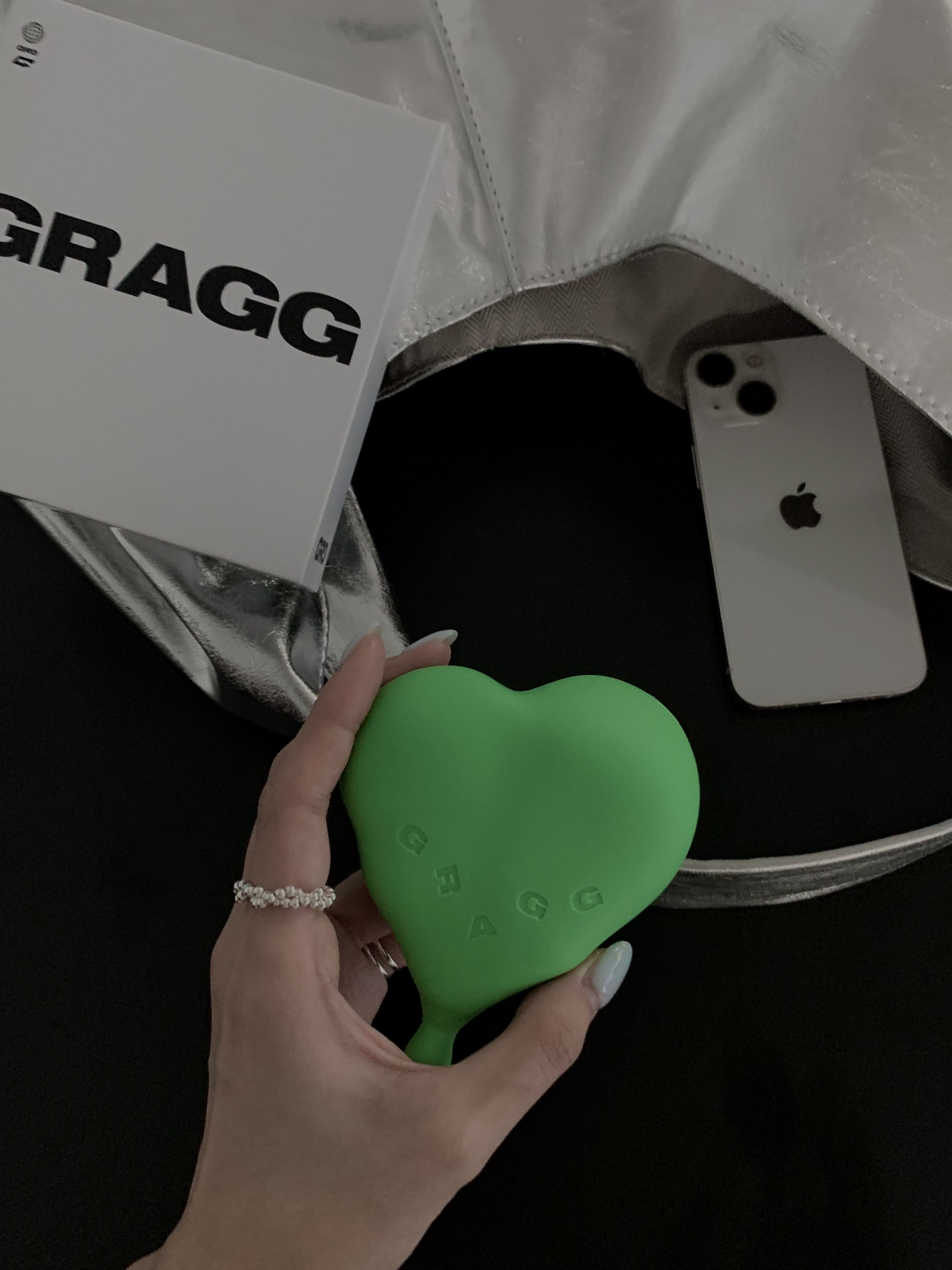 GRAGG MAGSAFE FLOW HEART BATTERY [9 COLOR] 착용 스타일 - 1