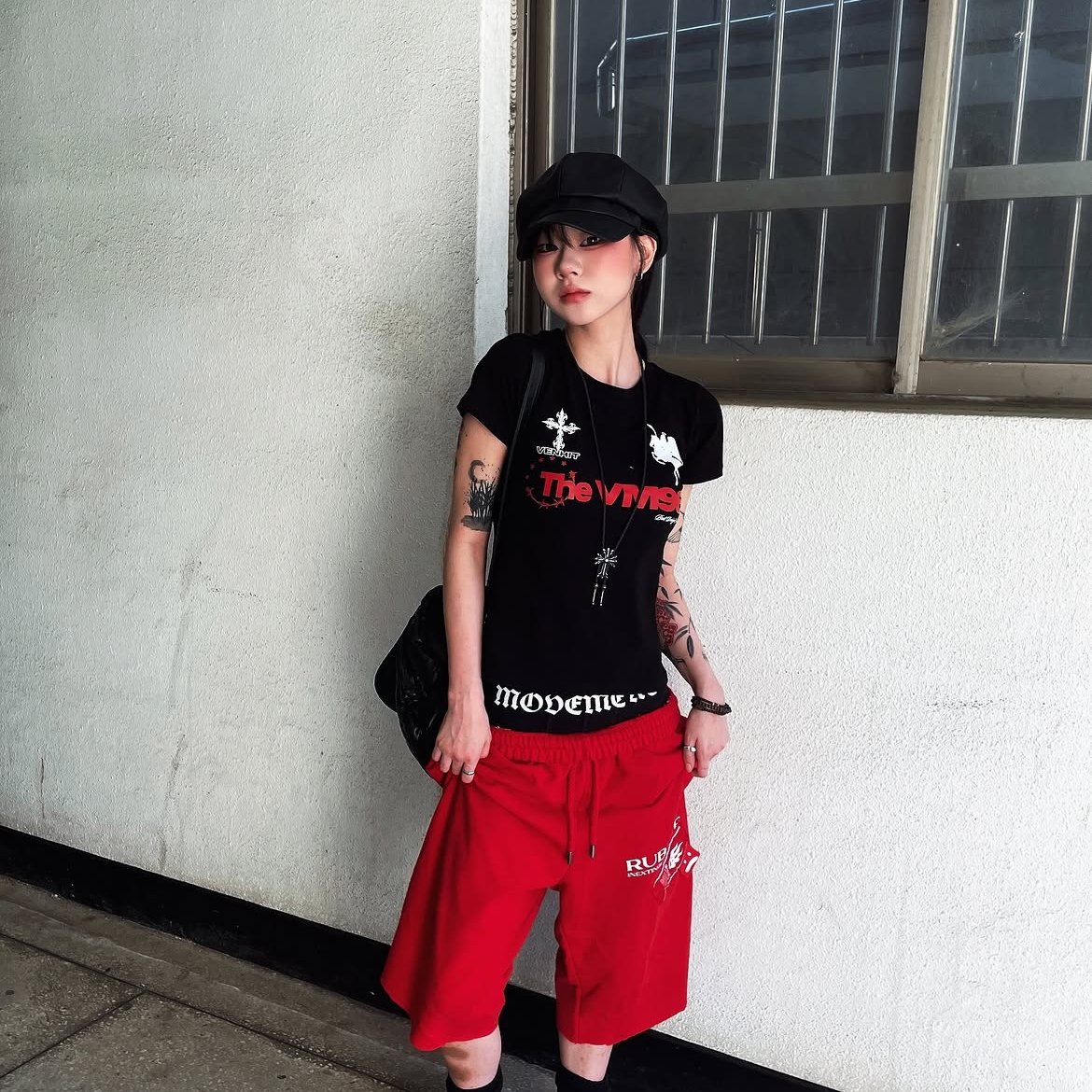 venhit THE VM96 Slim Fit Short Sleeve T-Shirt Black 착용 스타일 - 5