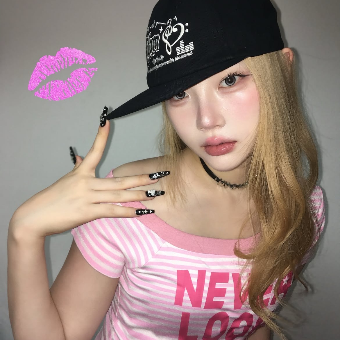 venhit Heart Rhythm Flat Brim Cap Black, venhit NLB Striped One Shoulder Slim Fit Short Sleeved T_Shirt Pink 착용 스타일 - 1