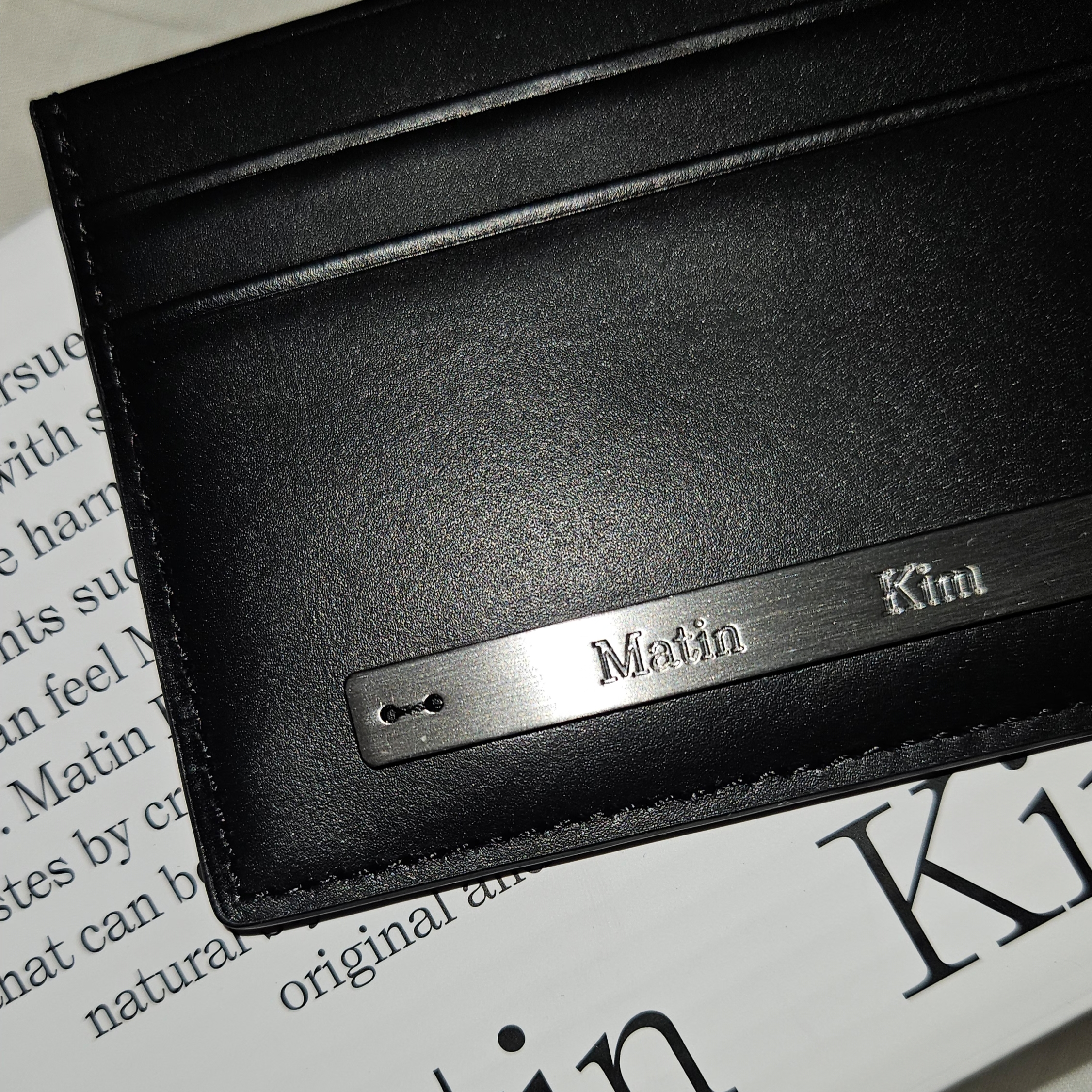 Matin Kim Vintage Card Wallet Black 착용 스타일