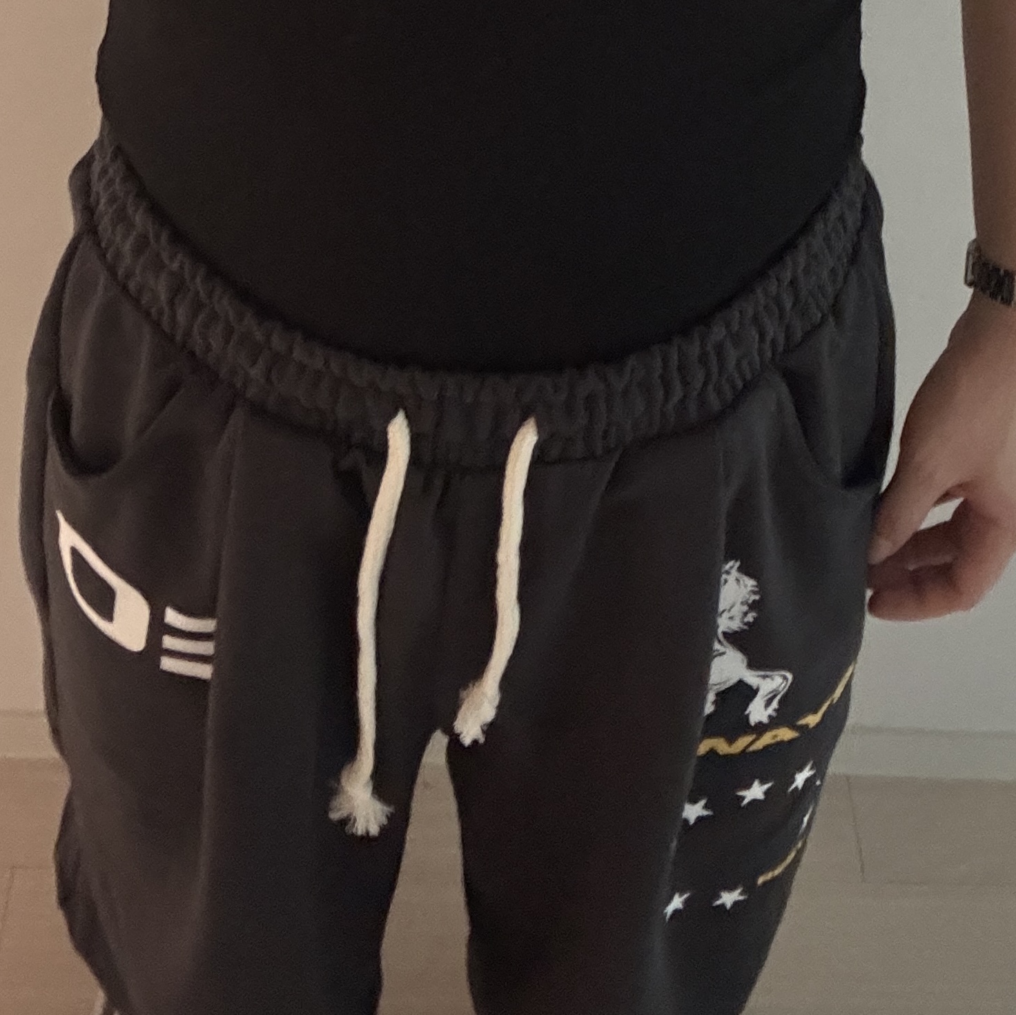 AMOU Horse One Tuck Bermuda Pants Black 착용 스타일