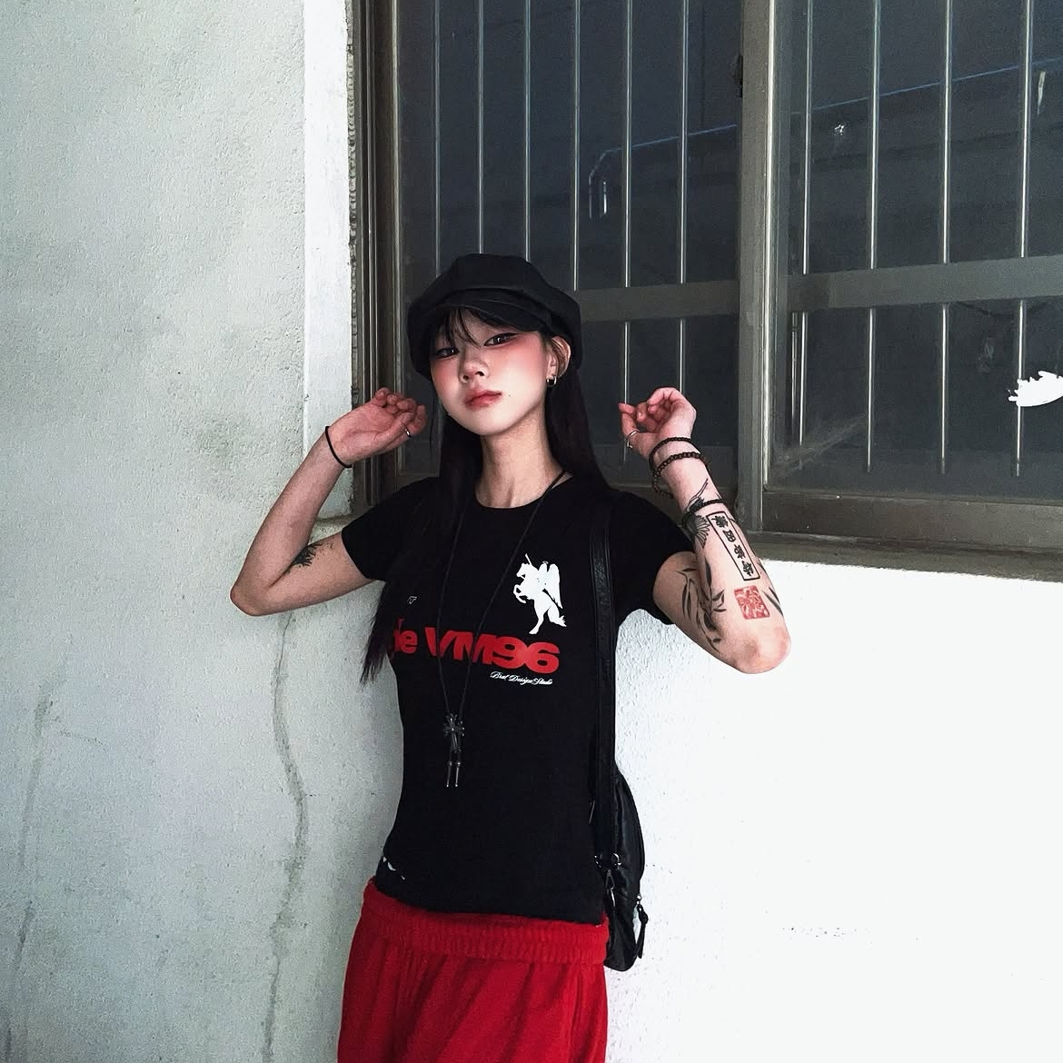 venhit THE VM96 Slim Fit Short Sleeve T-Shirt Black 착용 스타일 - 3