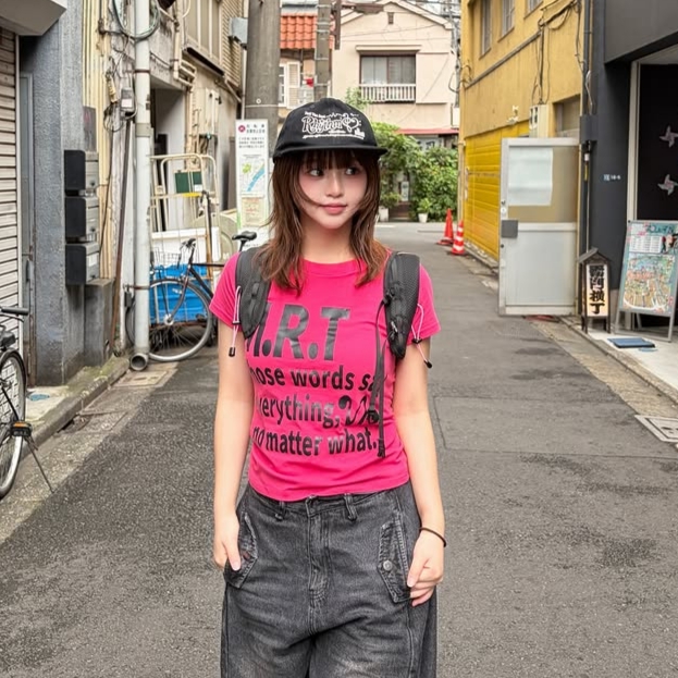 venhit Heart Rhythm Flat Brim Cap Black, venhit MRT Vivid Slim Fit Short Sleeve T-Shirt Pink 착용 스타일 - 2