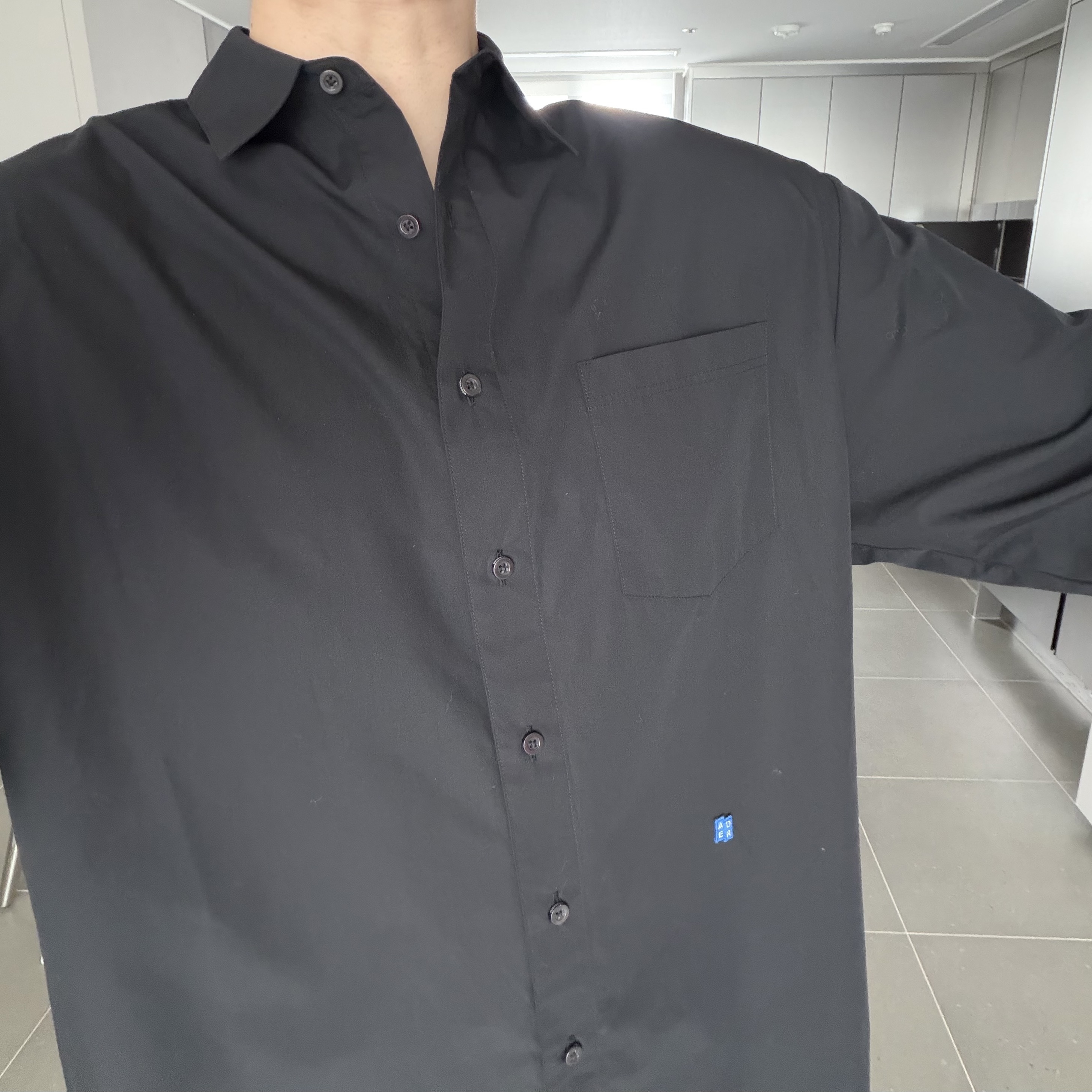 Ader Error Sig; TRS Tag/BL Shirt 01 Noir 착용 스타일