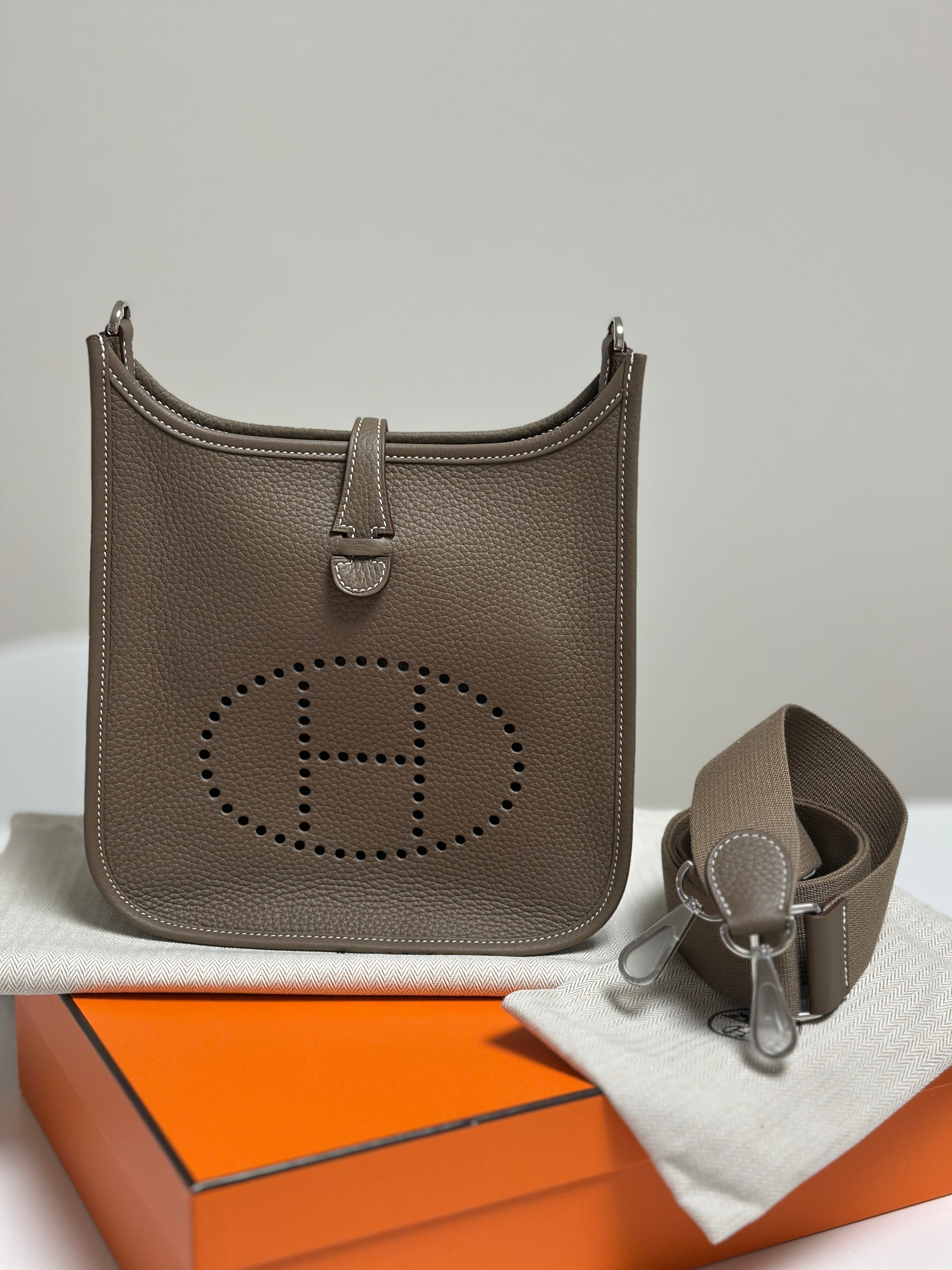 Hermes Evelyne 23 Poche III Bag Clemence & Palladium Etoupe 착용 스타일