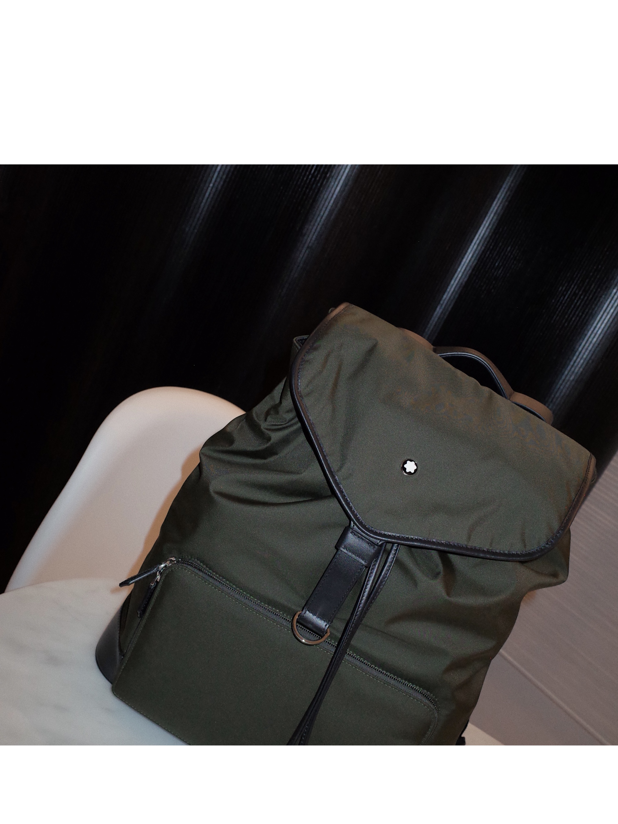 STU Vintage Swing Jacket In White, Montblanc Sartorial Medium Backpack Black 착용 스타일 - 2