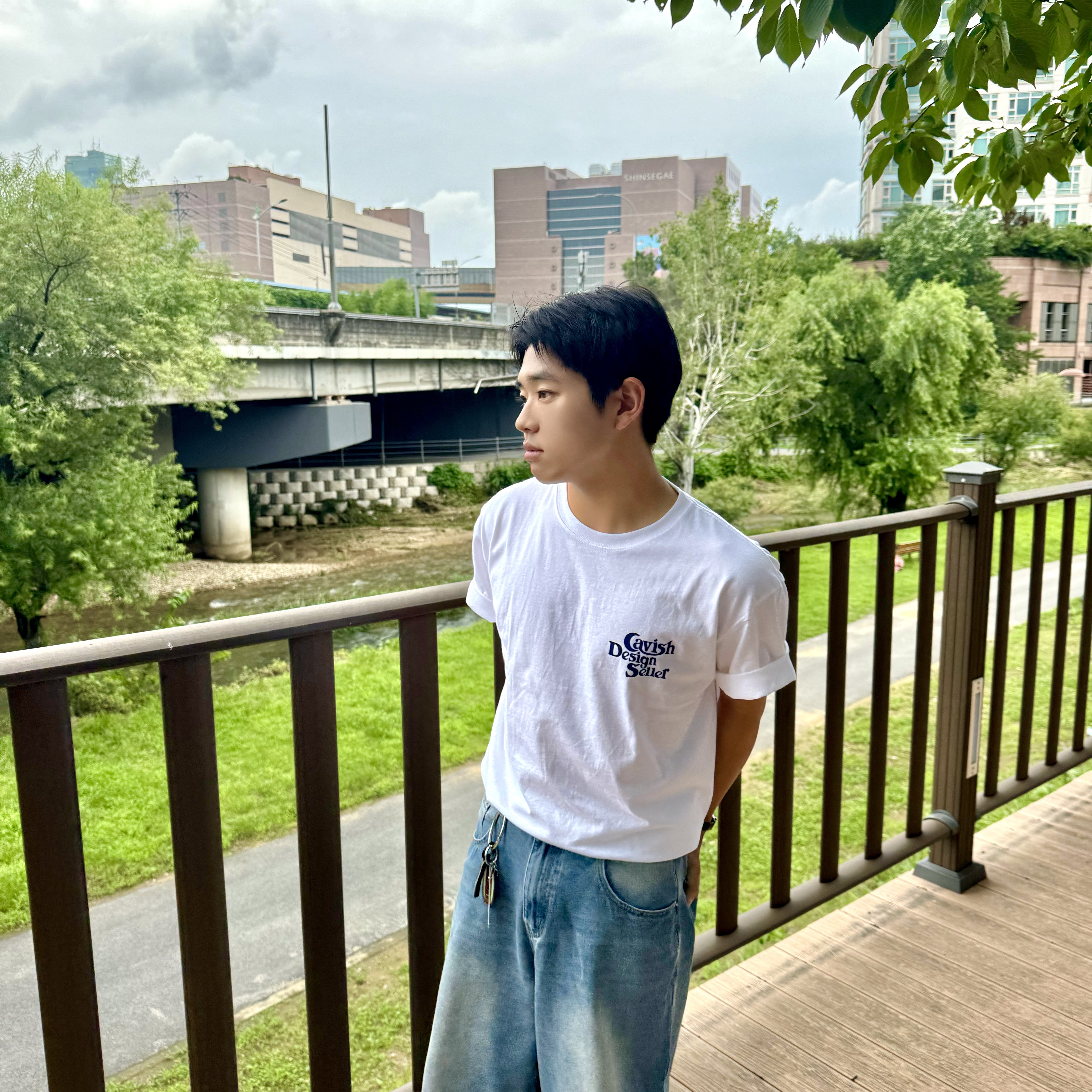CAVISH Star Seller Logo SS Tee White 착용 스타일 - 2